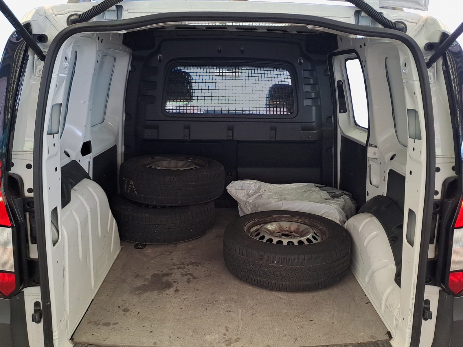 VW Caddy Cargo 2.0TDI-image-10
