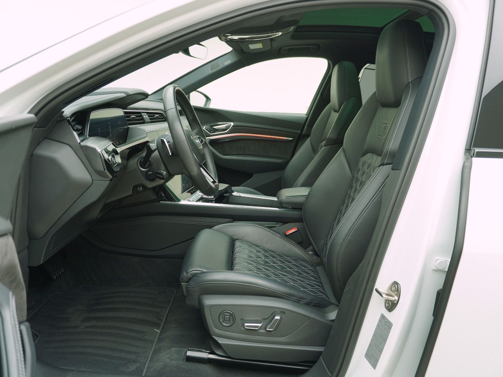 AUDI e-tron 55 S Line quattro-image-10