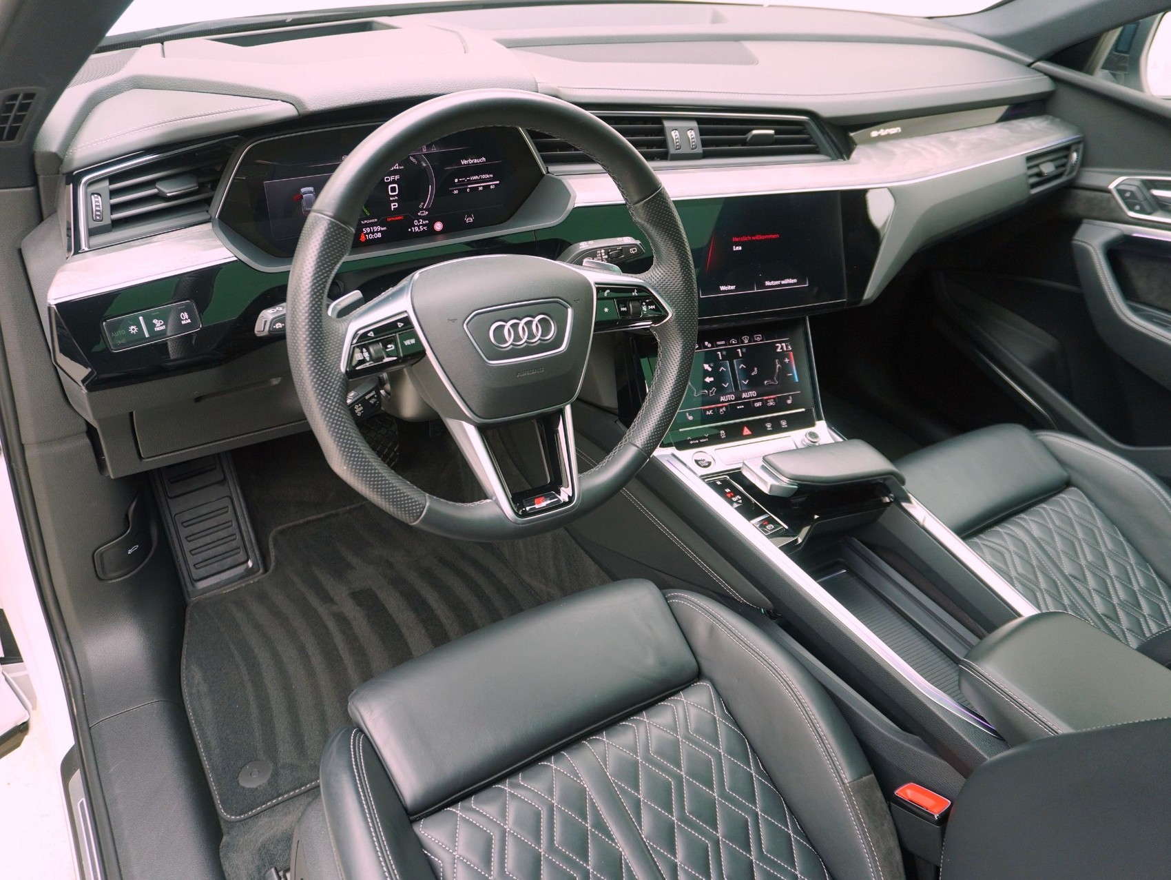 AUDI e-tron 55 S Line quattro-image-11