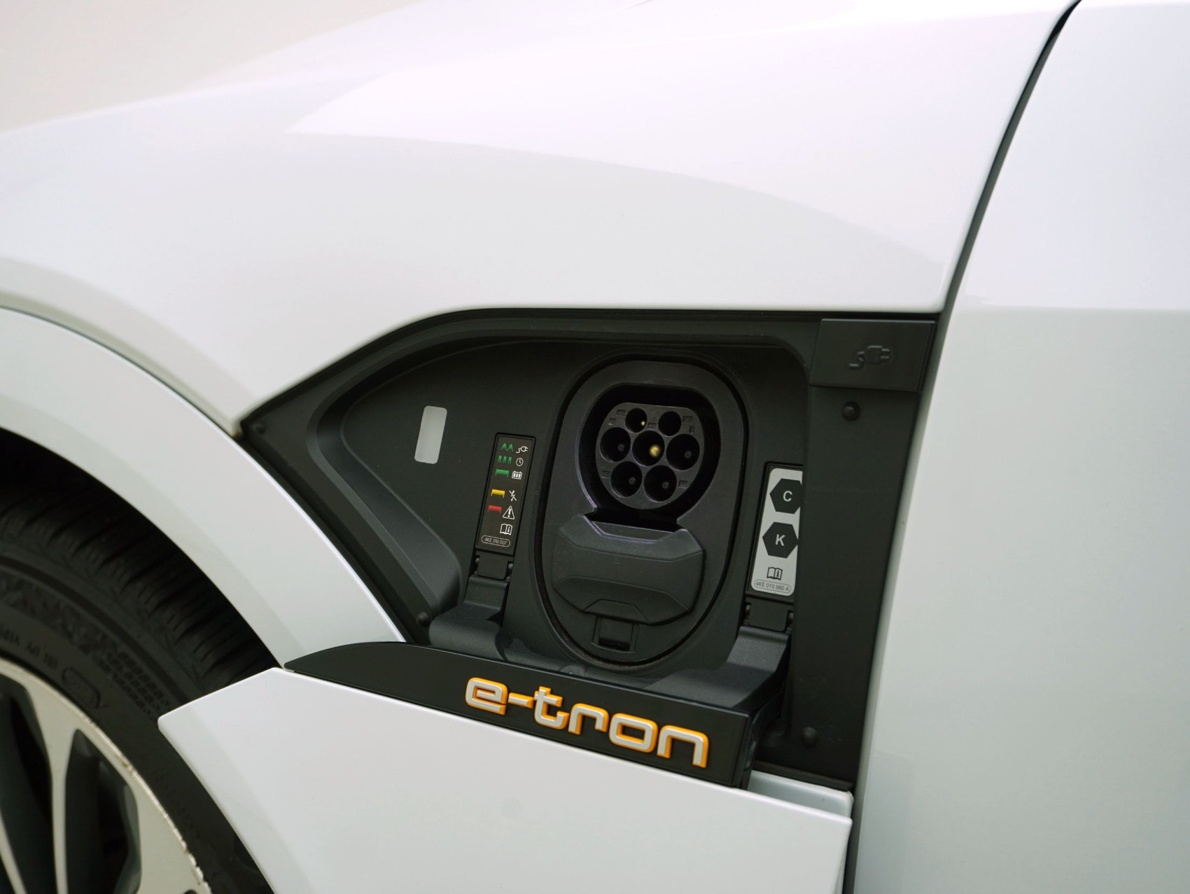 AUDI e-tron 55 S Line quattro-image-7