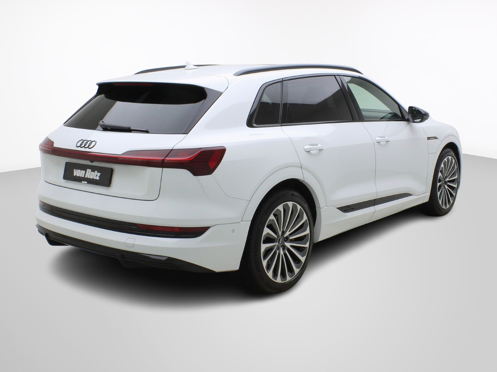 AUDI e-tron 55 S Line quattro-image-4