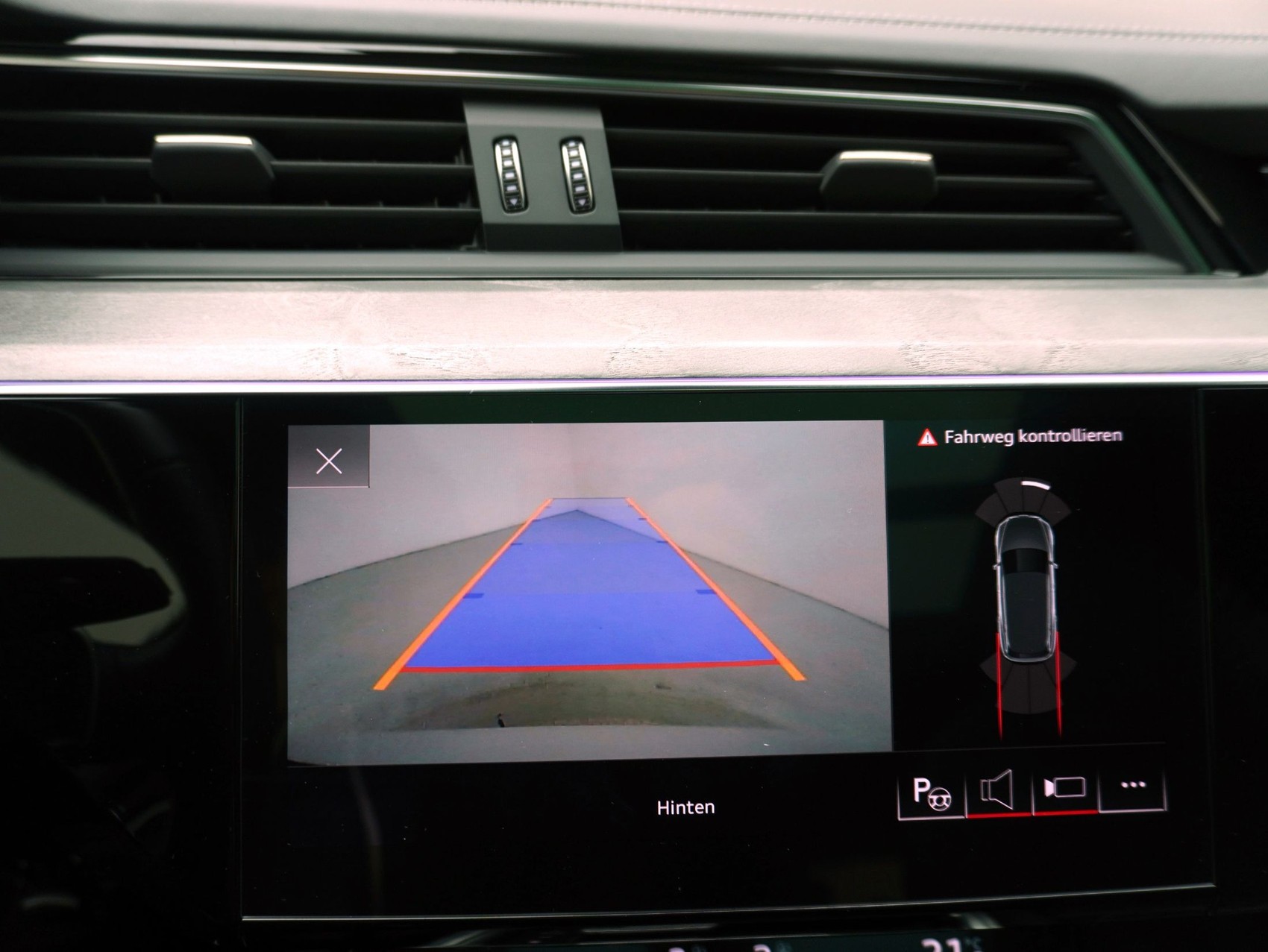 AUDI e-tron 55 S Line quattro-image-24