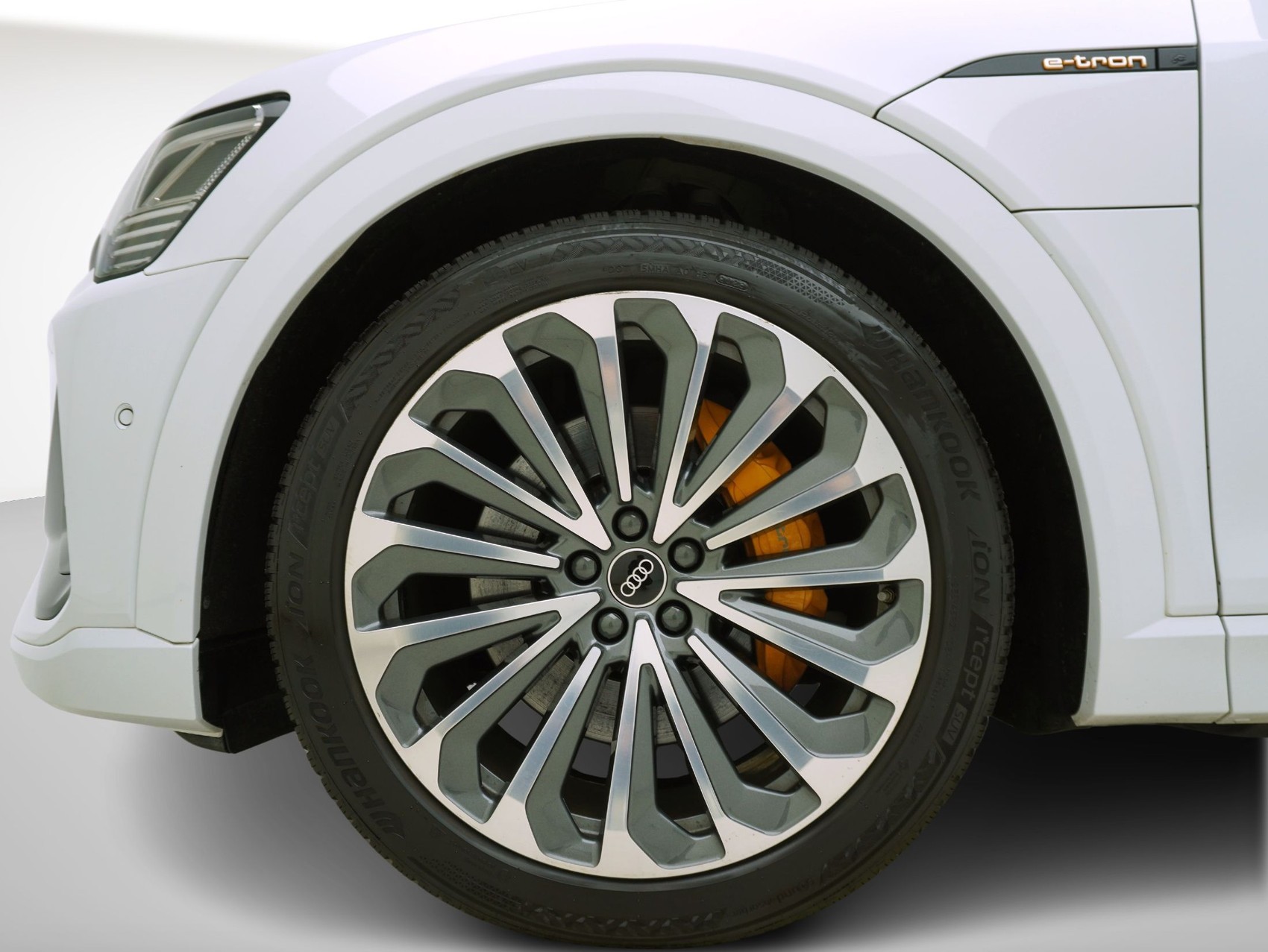 AUDI e-tron 55 S Line quattro-image-6