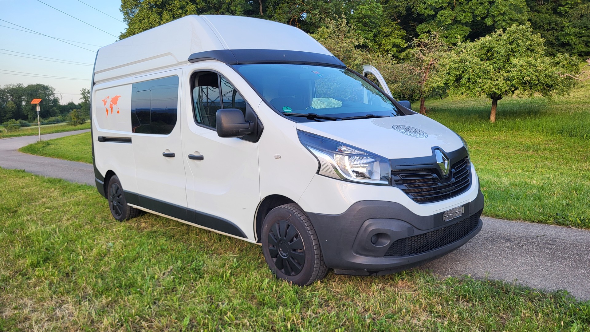 RENAULT TRAFIC-image-1