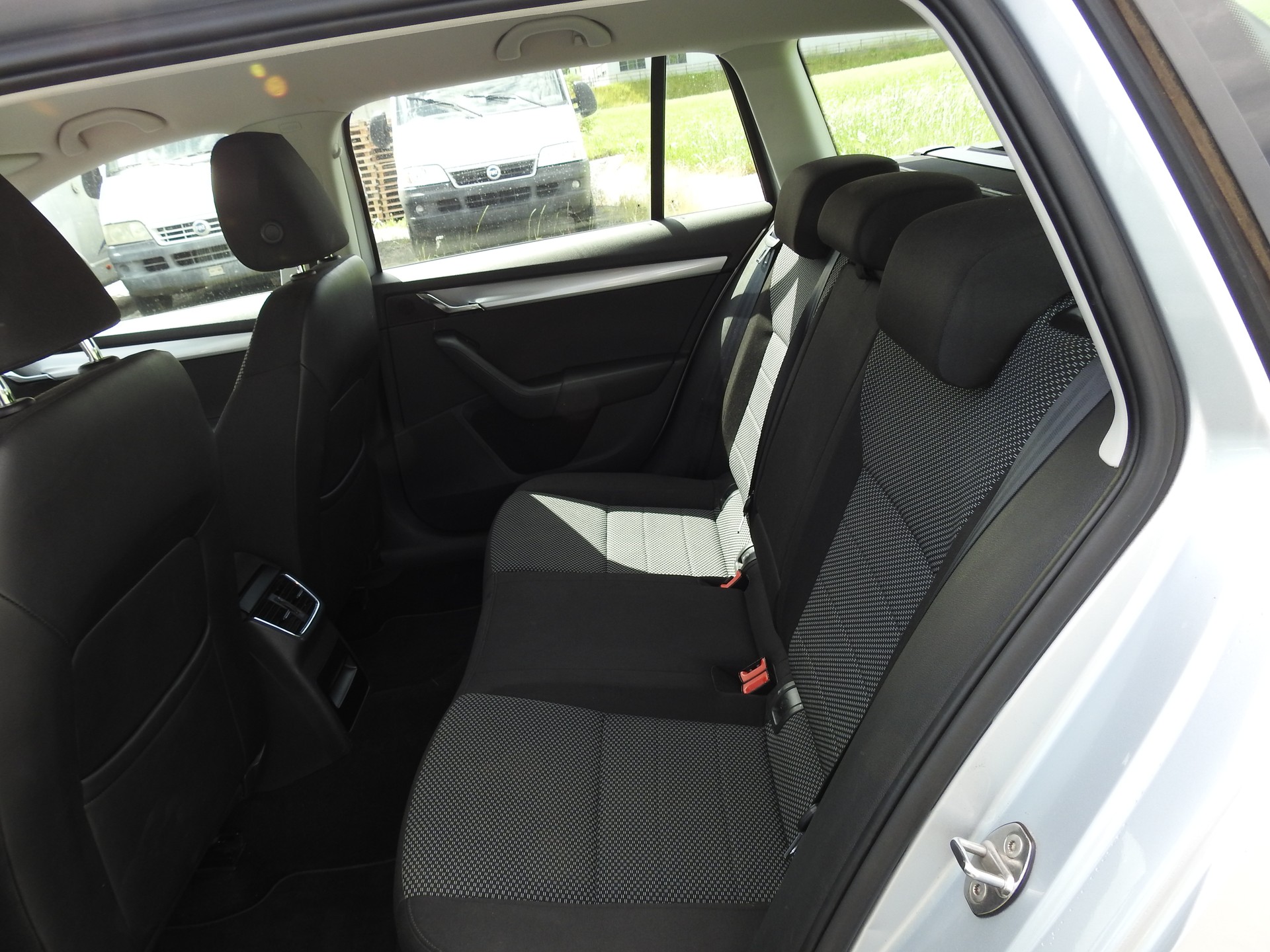 SKODA Octavia Combi 1.6 TDI Ambition 4x4-image-13