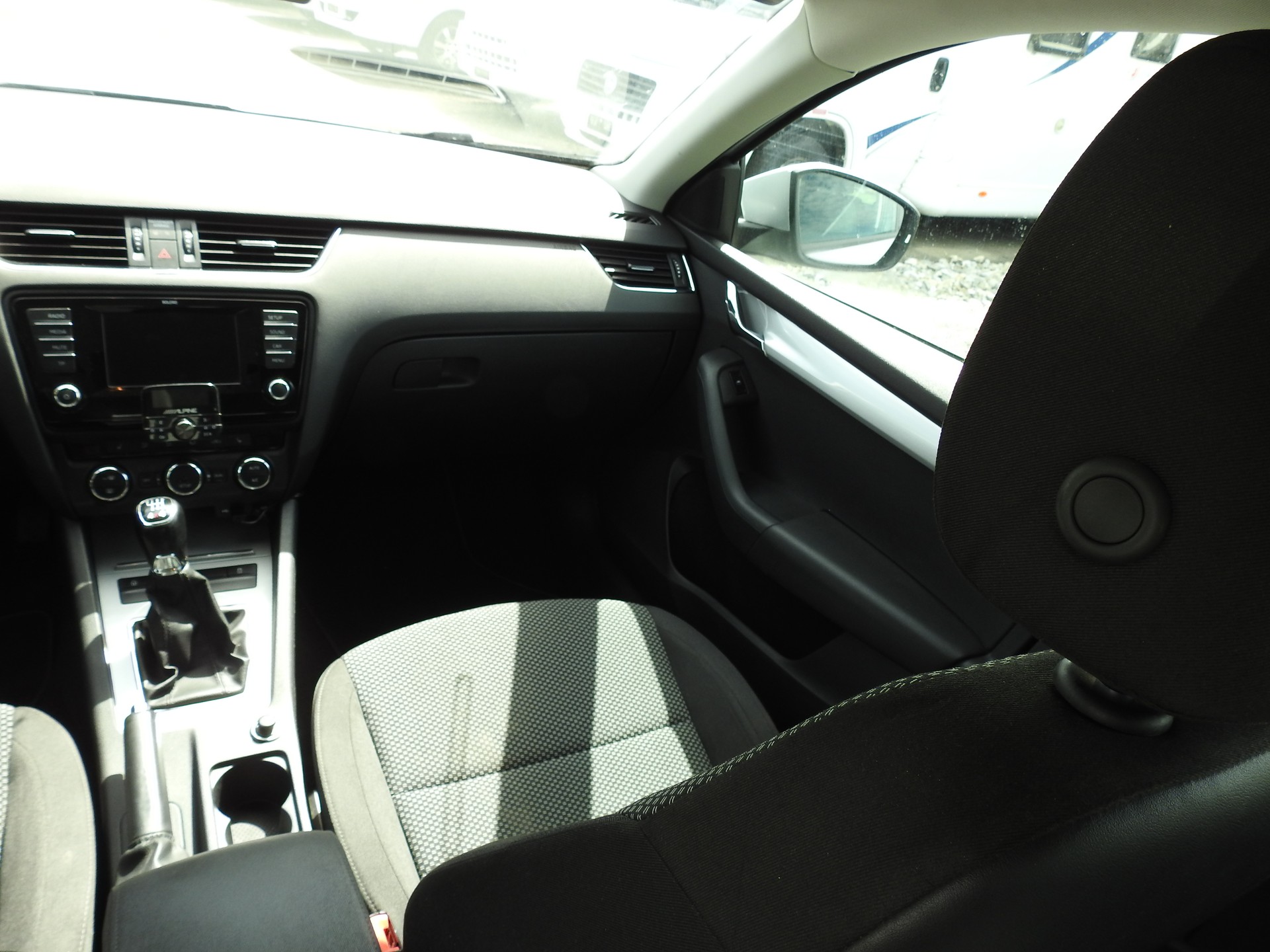 SKODA Octavia Combi 1.6 TDI Ambition 4x4-image-18