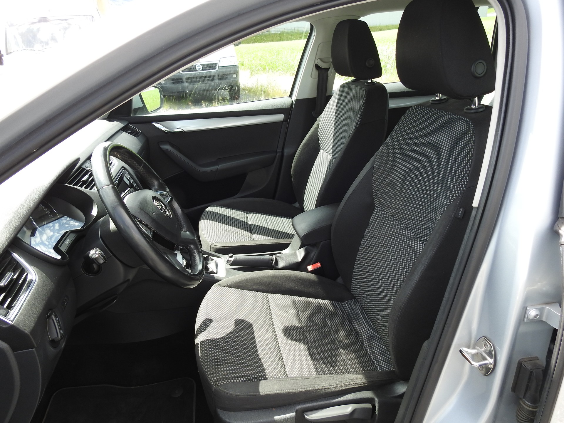 SKODA Octavia Combi 1.6 TDI Ambition 4x4-image-12