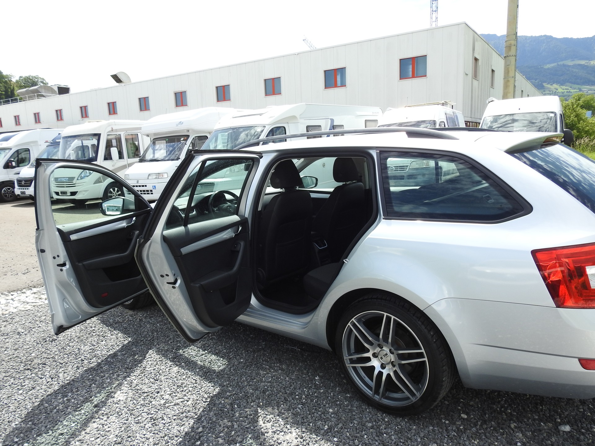 SKODA Octavia Combi 1.6 TDI Ambition 4x4-image-14