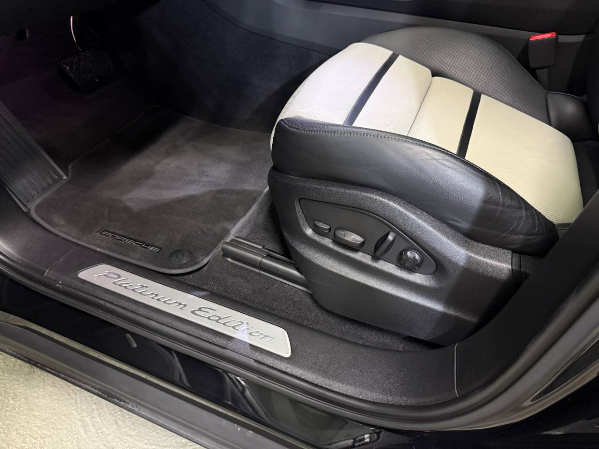 PORSCHE Cayenne E-Hybrid Platinum Edition (MY23)-image-22
