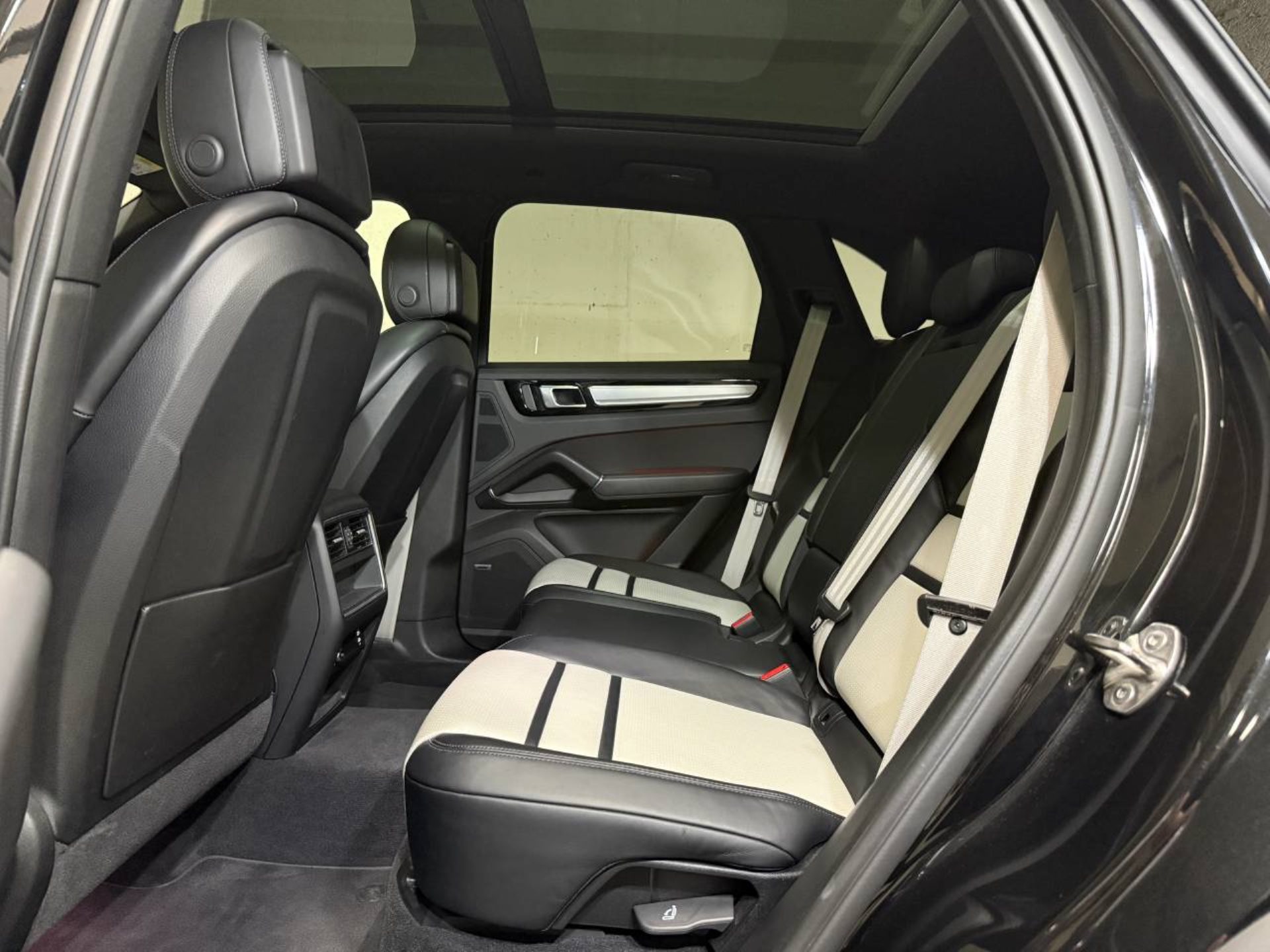 PORSCHE Cayenne E-Hybrid Platinum Edition (MY23)-image-19