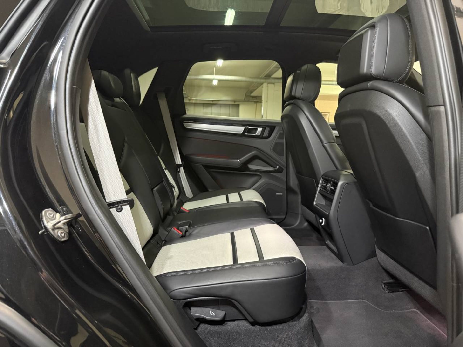 PORSCHE Cayenne E-Hybrid Platinum Edition (MY23)-image-17