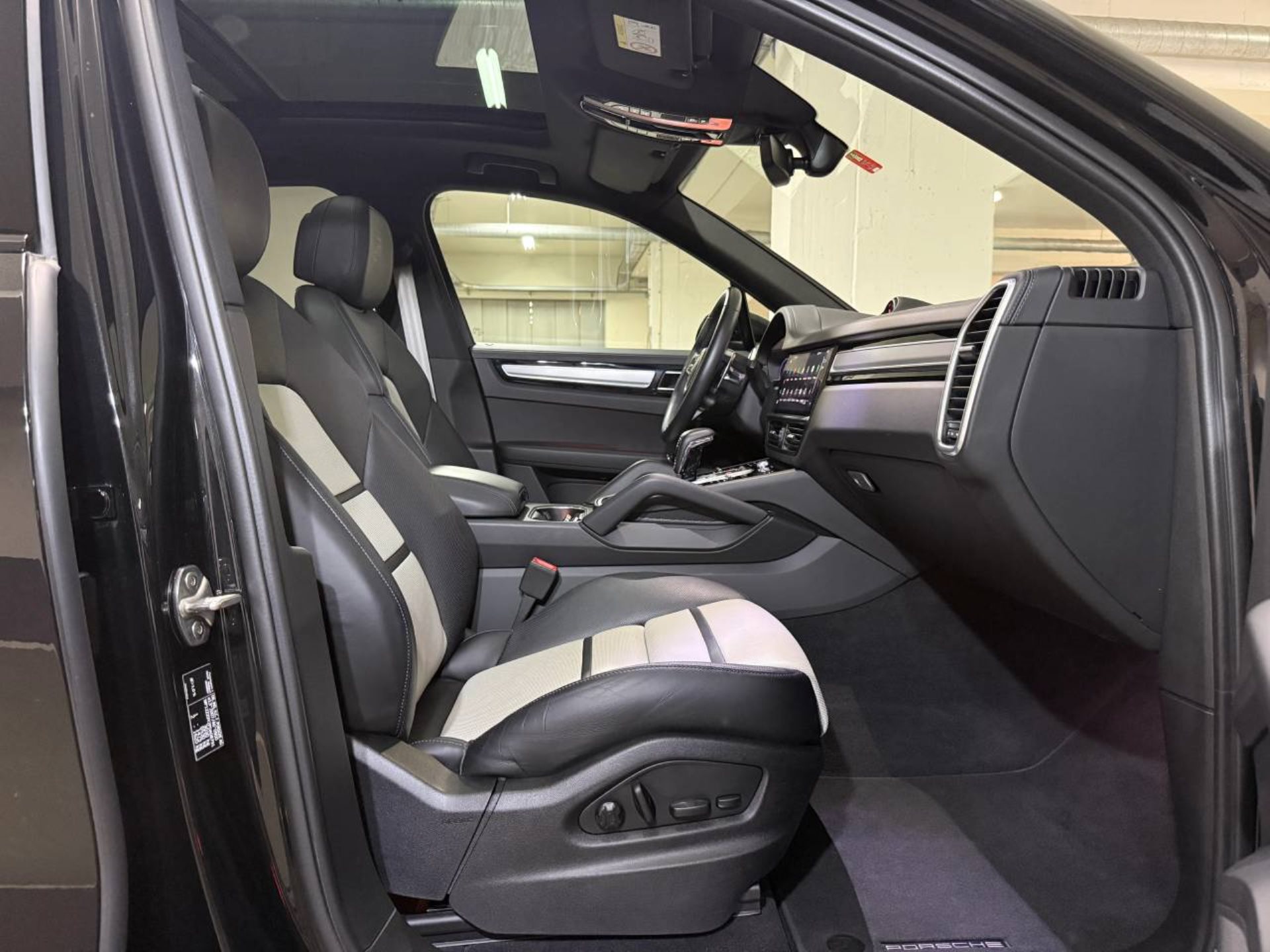 PORSCHE Cayenne E-Hybrid Platinum Edition (MY23)-image-16
