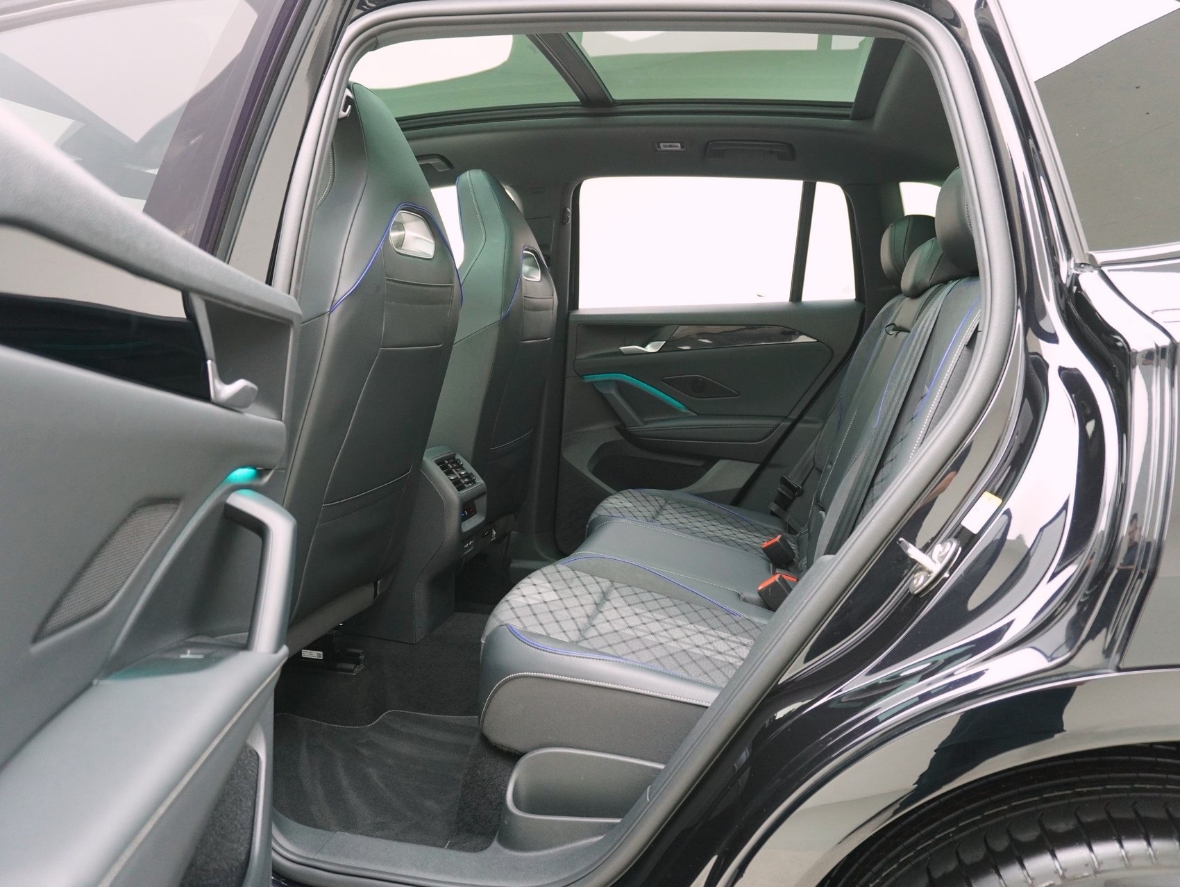VW Tiguan 2.0 TDI DSG R-Line Black Style 4Motion (2025)-image-12