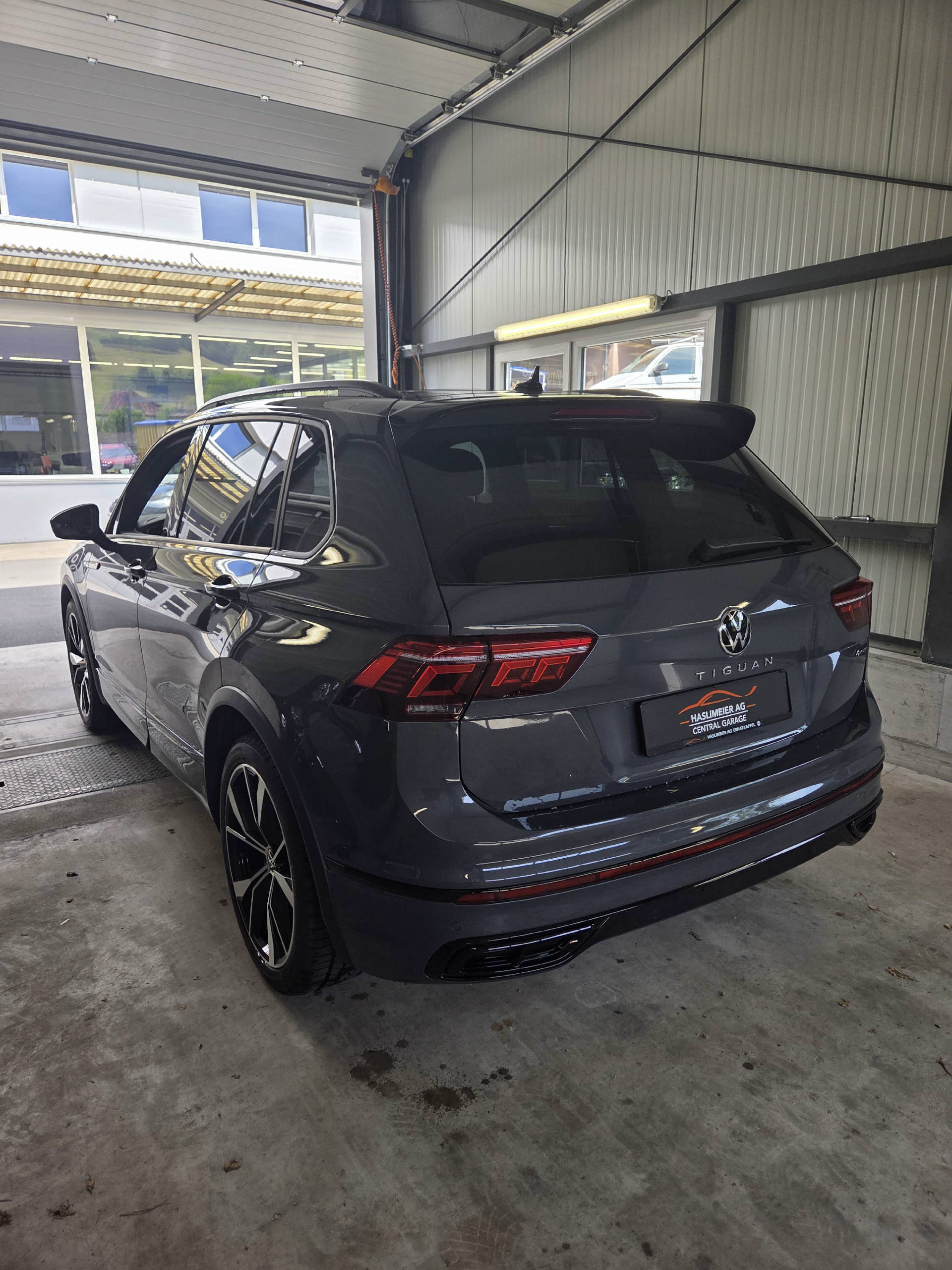 VW Tiguan 2.0 TSI R-Line DSG-image-2