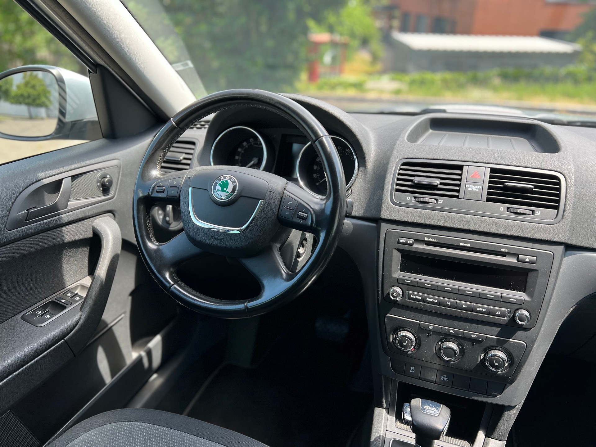 SKODA Yeti 2.0 TDI Ambition 4x4 DSG-image-12