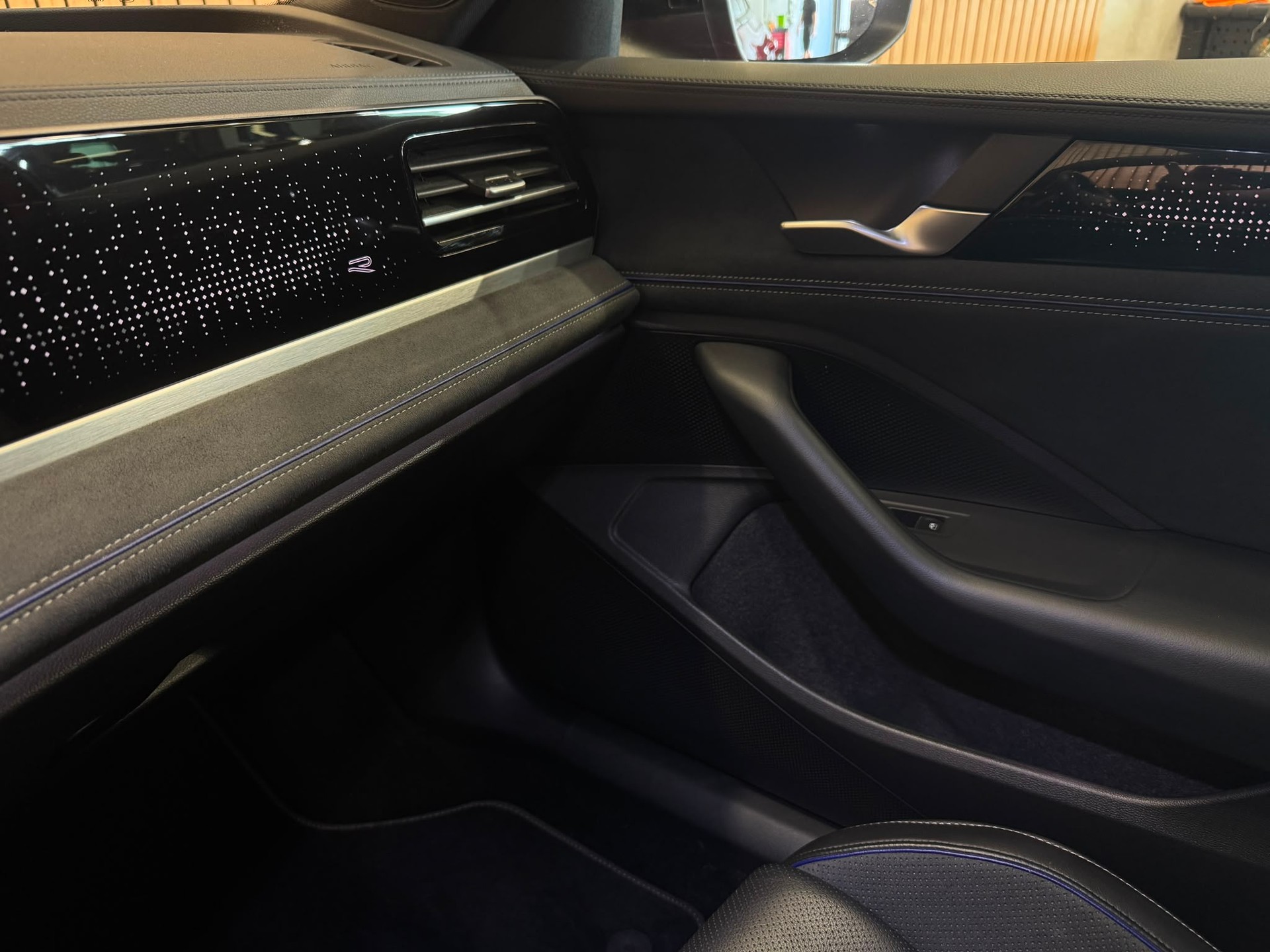VW Passat Variant 1.5 eTSI evo2 Business DSG *Chilirot Metallic*-image-15