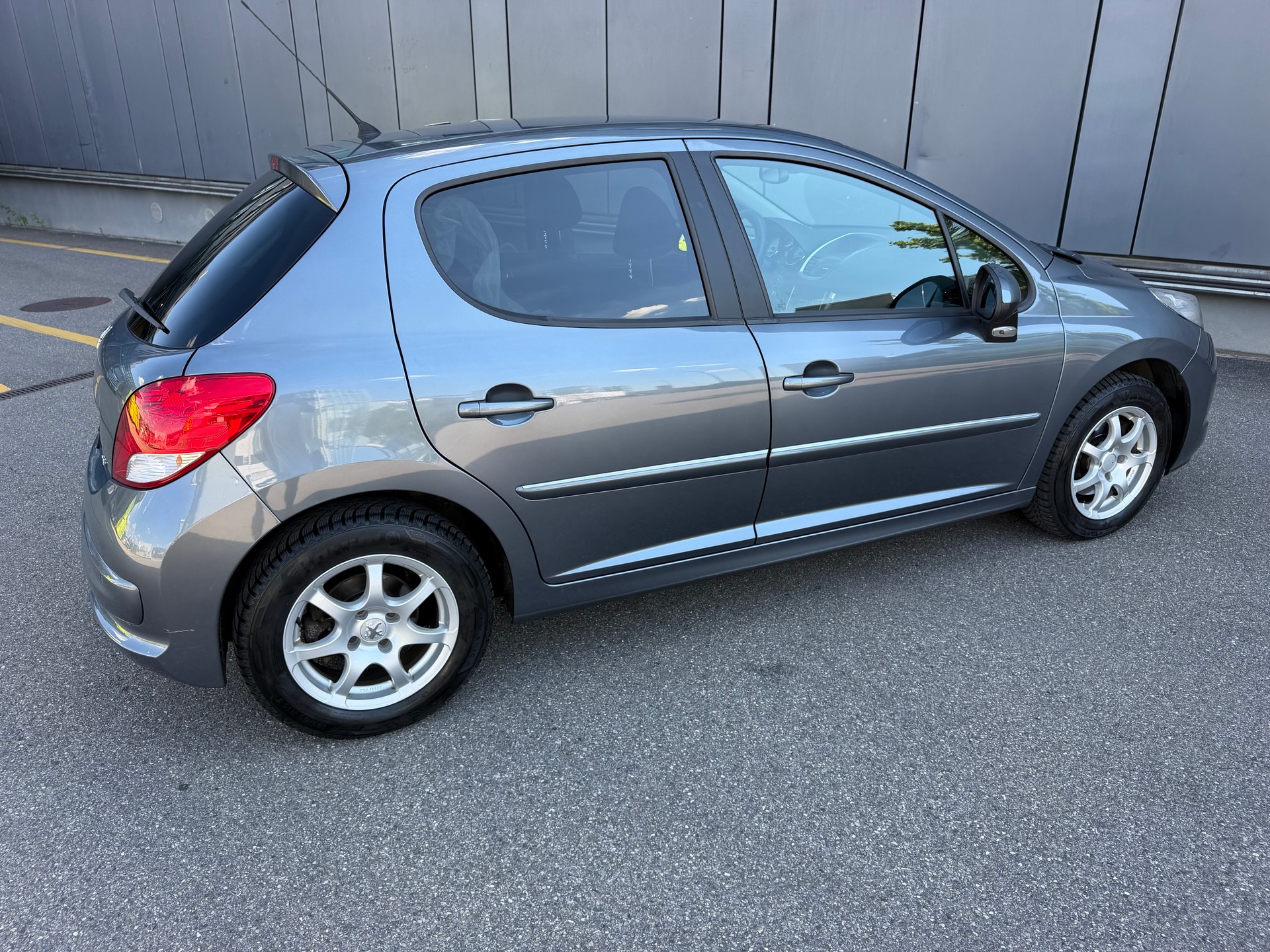PEUGEOT 207 1.6 16V Swiss Edition-image-21