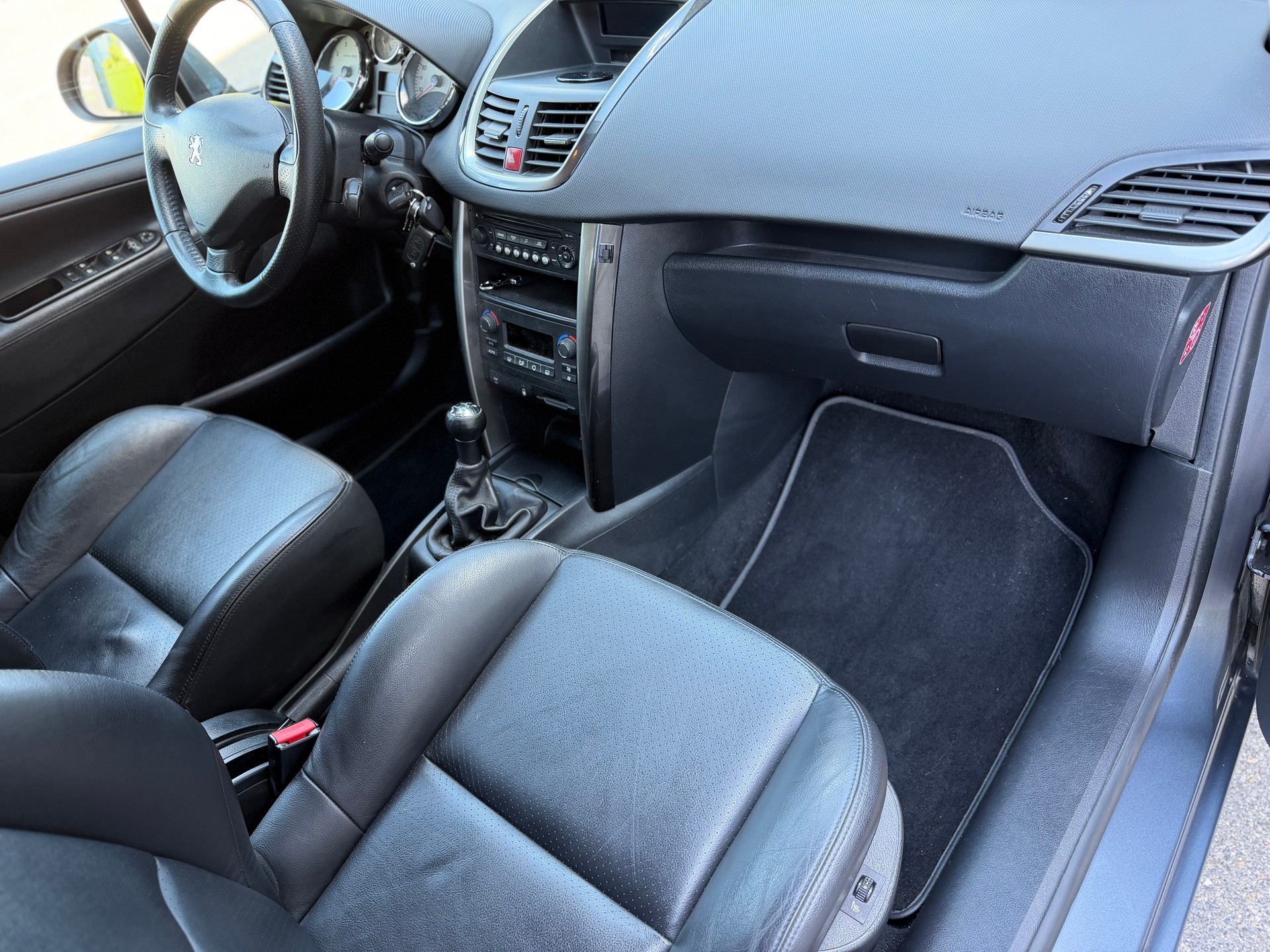 PEUGEOT 207 1.6 16V Swiss Edition-image-14