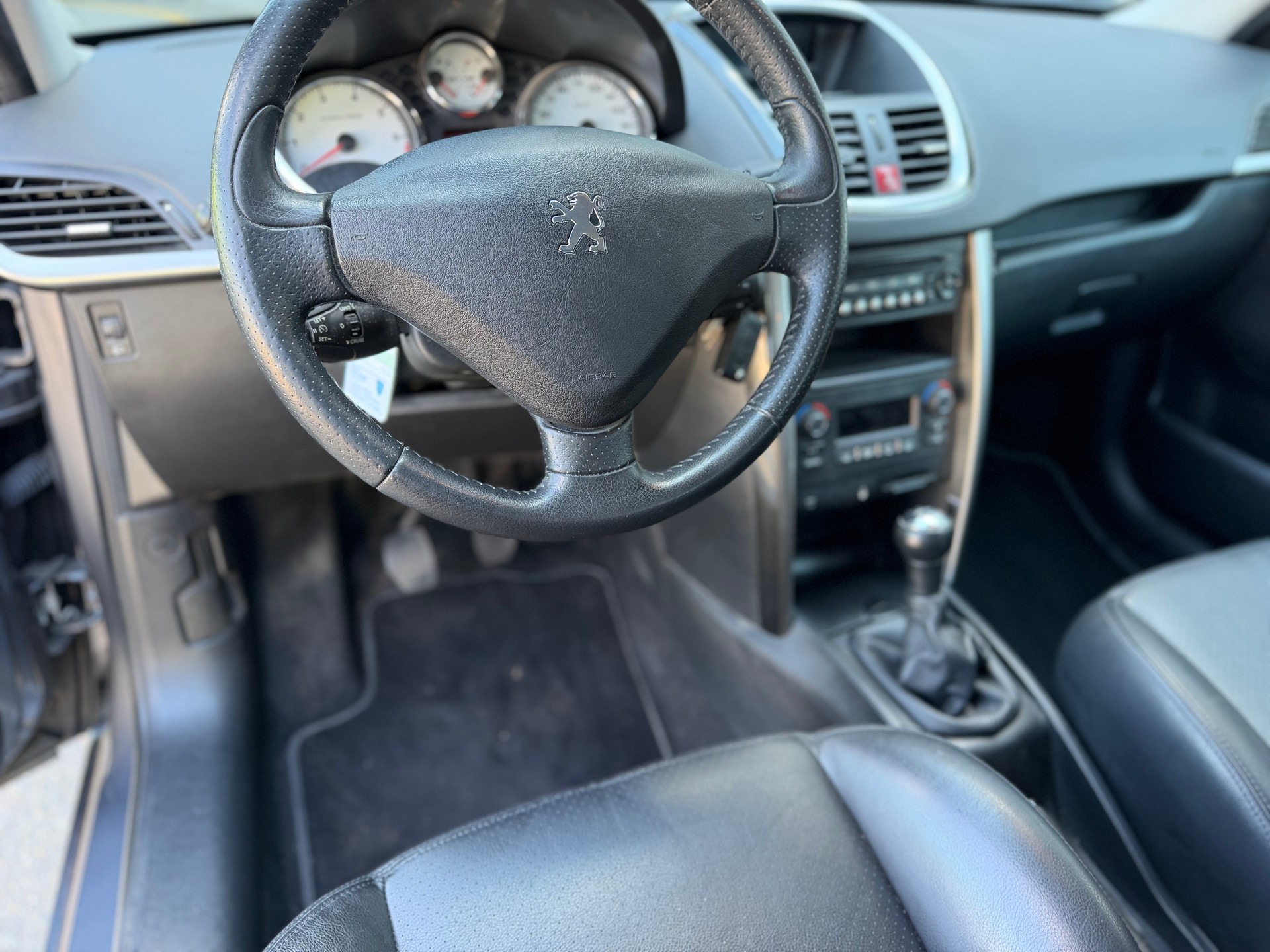 PEUGEOT 207 1.6 16V Swiss Edition-image-16