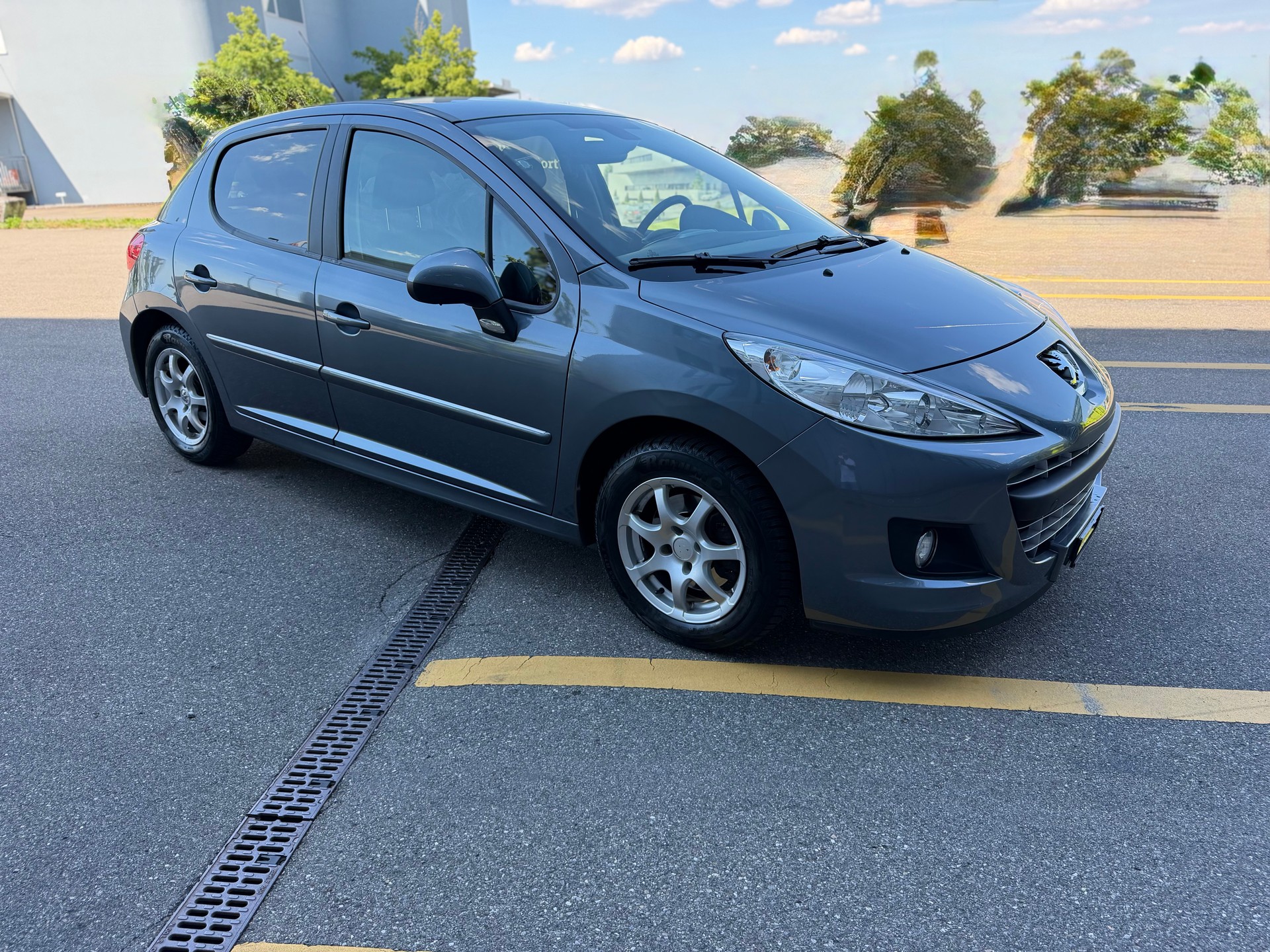 PEUGEOT 207 1.6 16V Swiss Edition-image-2