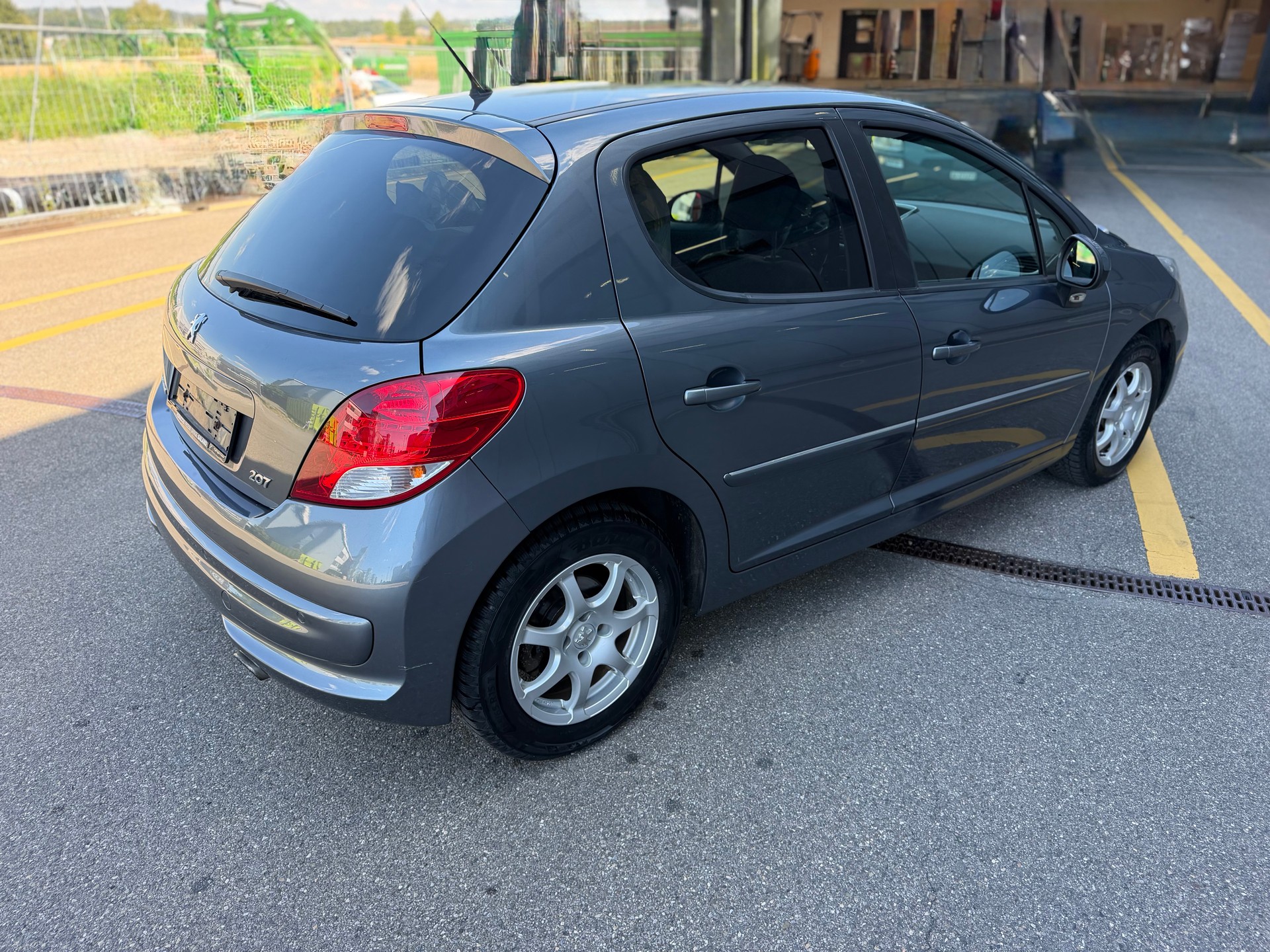 PEUGEOT 207 1.6 16V Swiss Edition-image-4