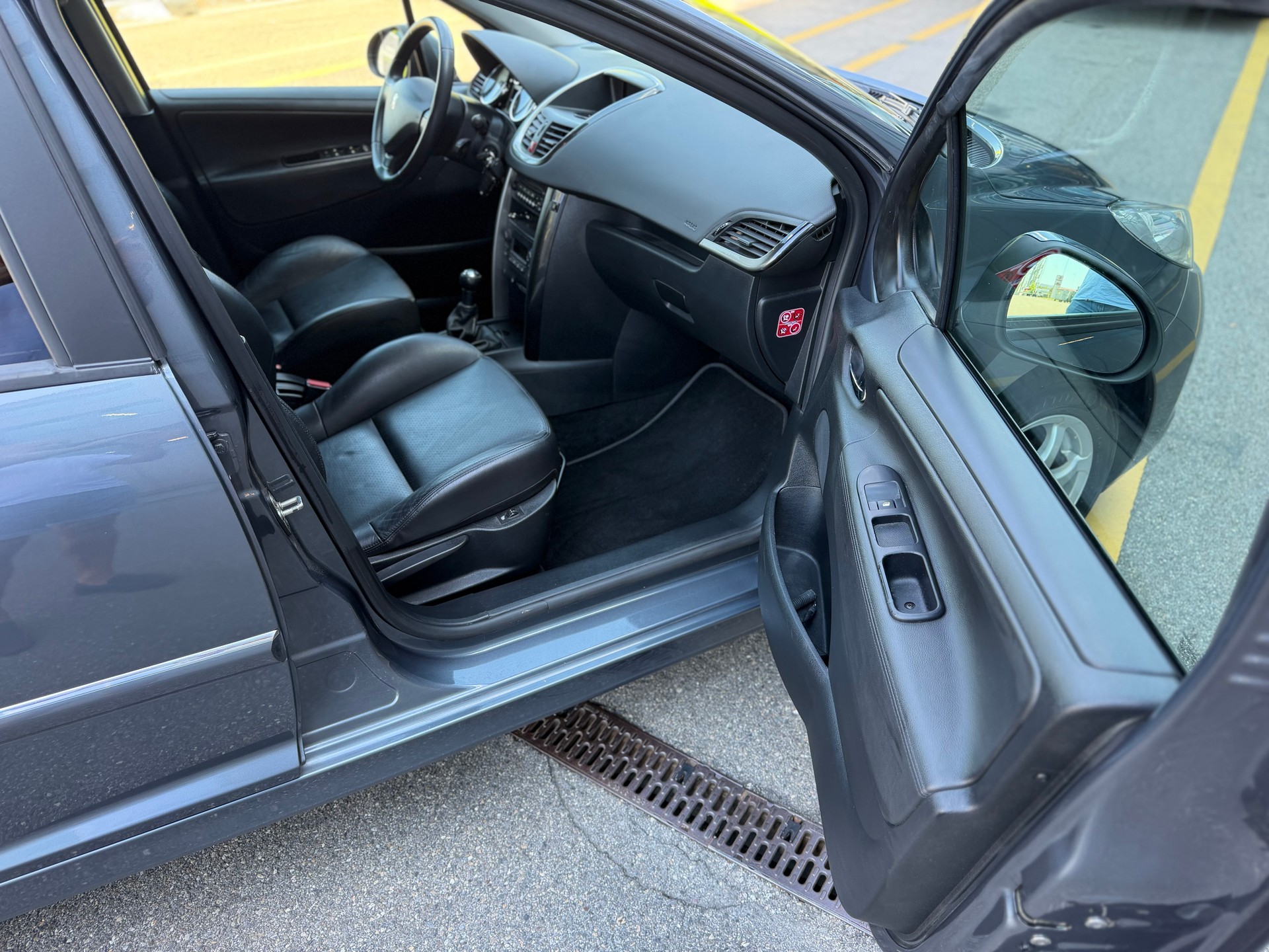 PEUGEOT 207 1.6 16V Swiss Edition-image-12