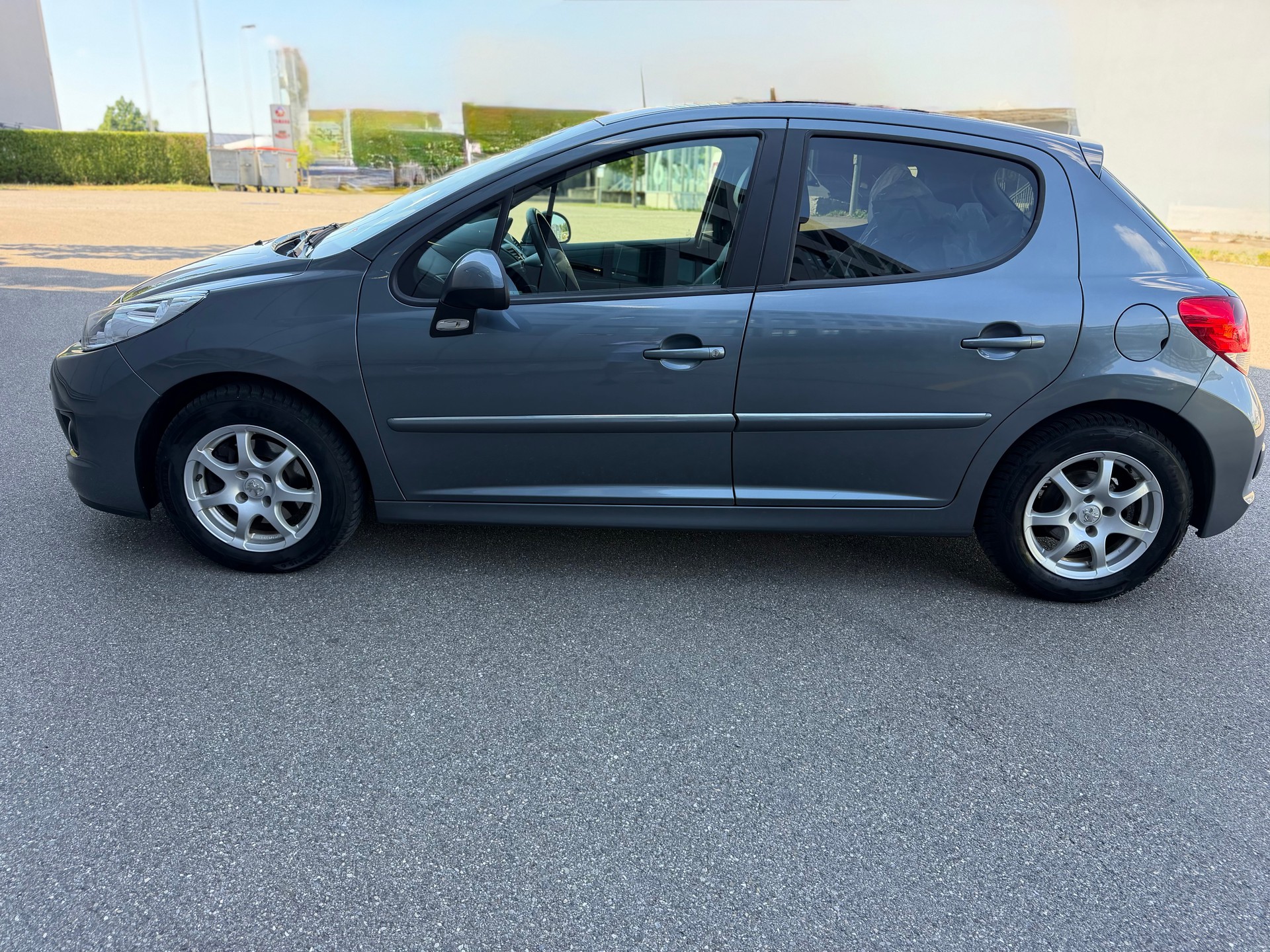 PEUGEOT 207 1.6 16V Swiss Edition-image-18