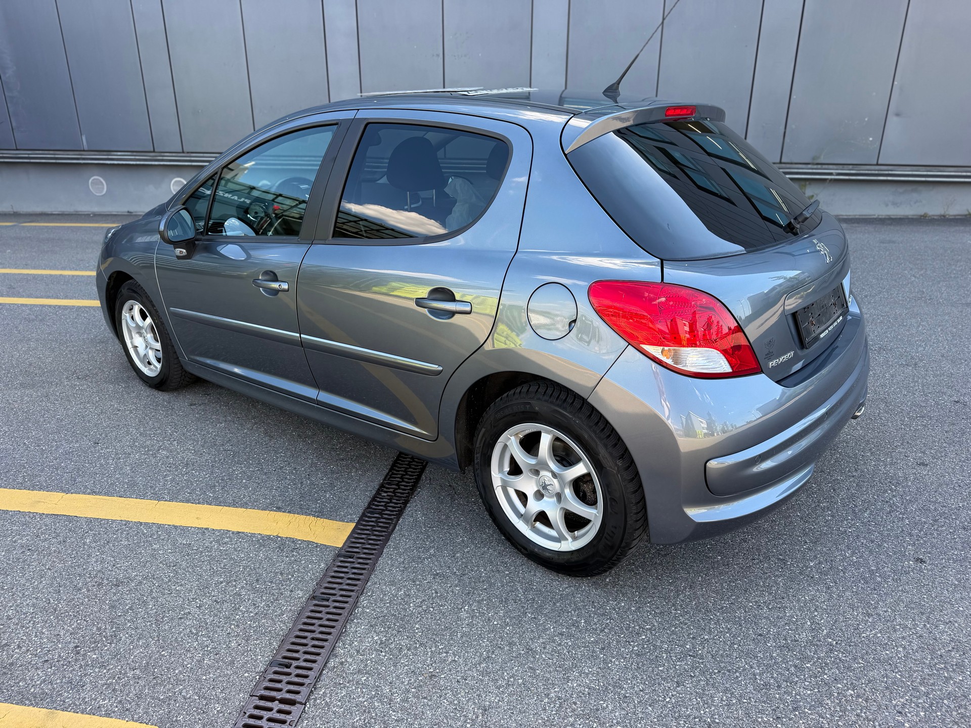 PEUGEOT 207 1.6 16V Swiss Edition-image-6