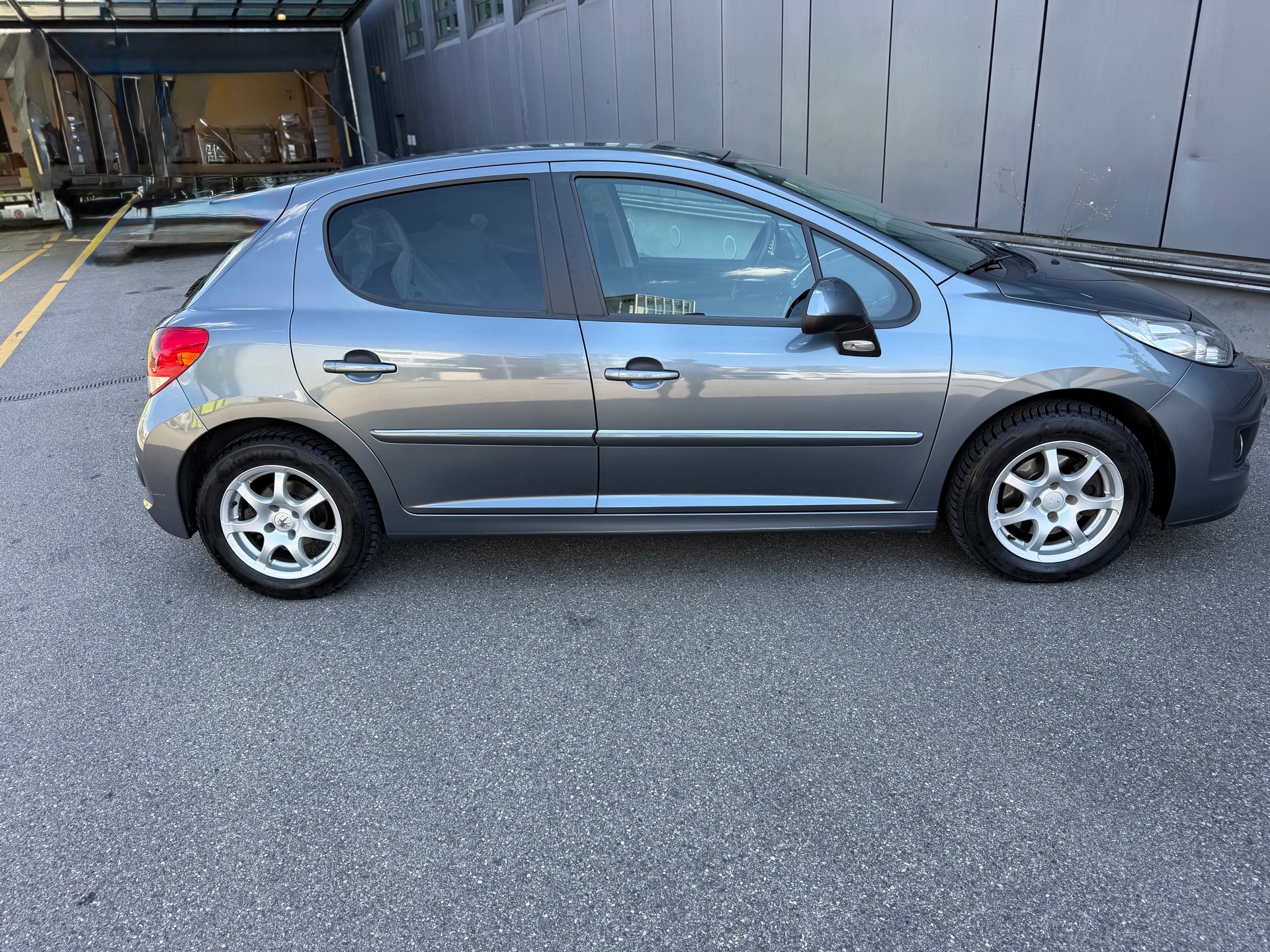 PEUGEOT 207 1.6 16V Swiss Edition-image-22