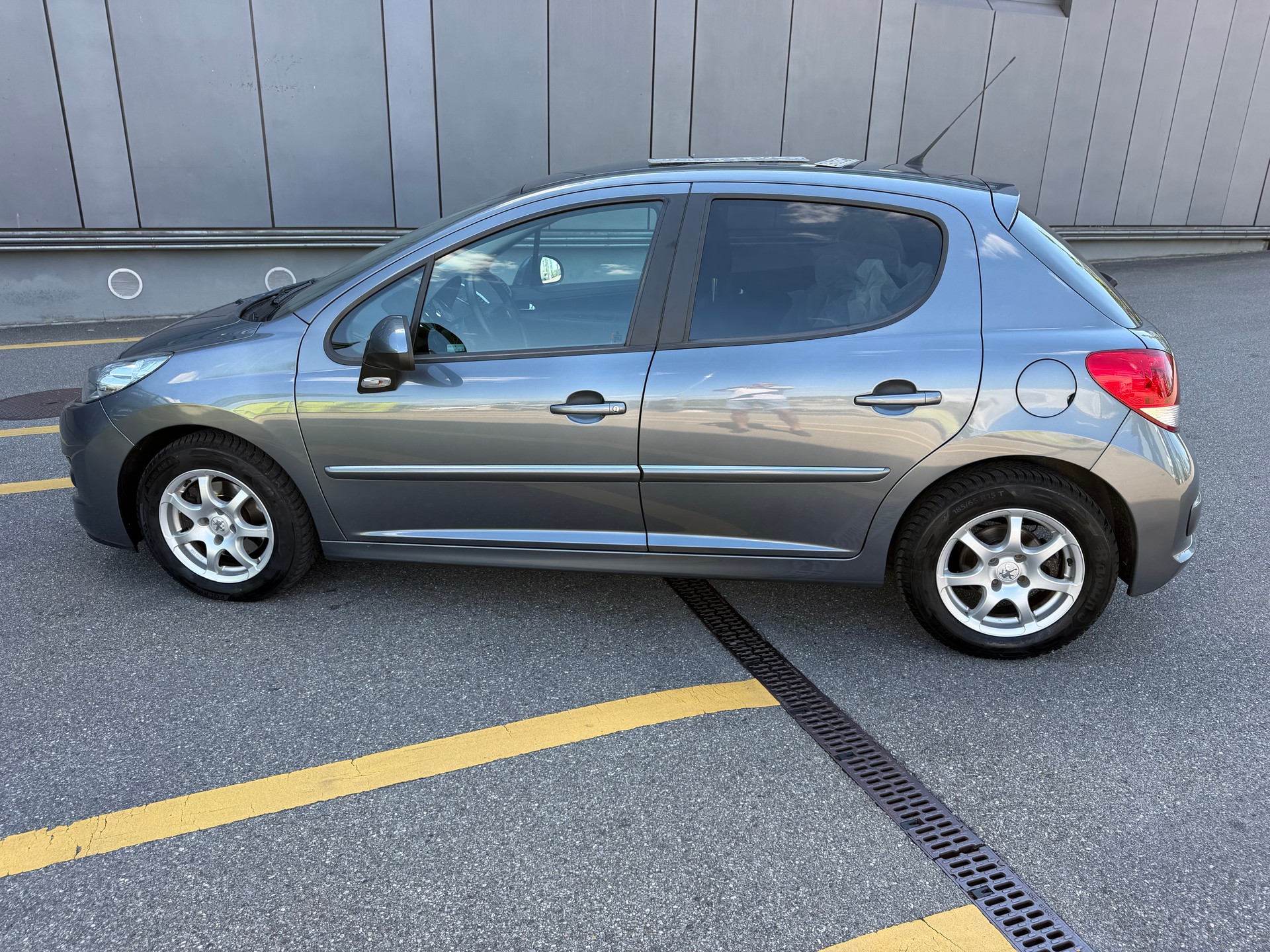 PEUGEOT 207 1.6 16V Swiss Edition-image-7