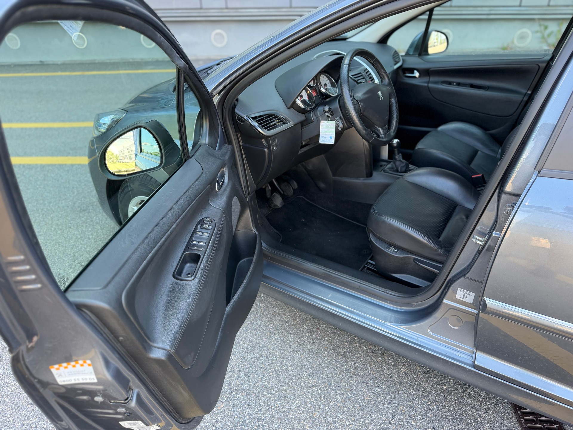 PEUGEOT 207 1.6 16V Swiss Edition-image-15