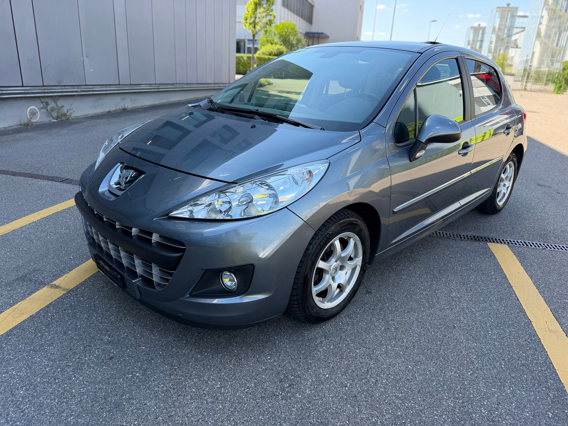 PEUGEOT 207 1.6 16V Swiss Edition-image-0