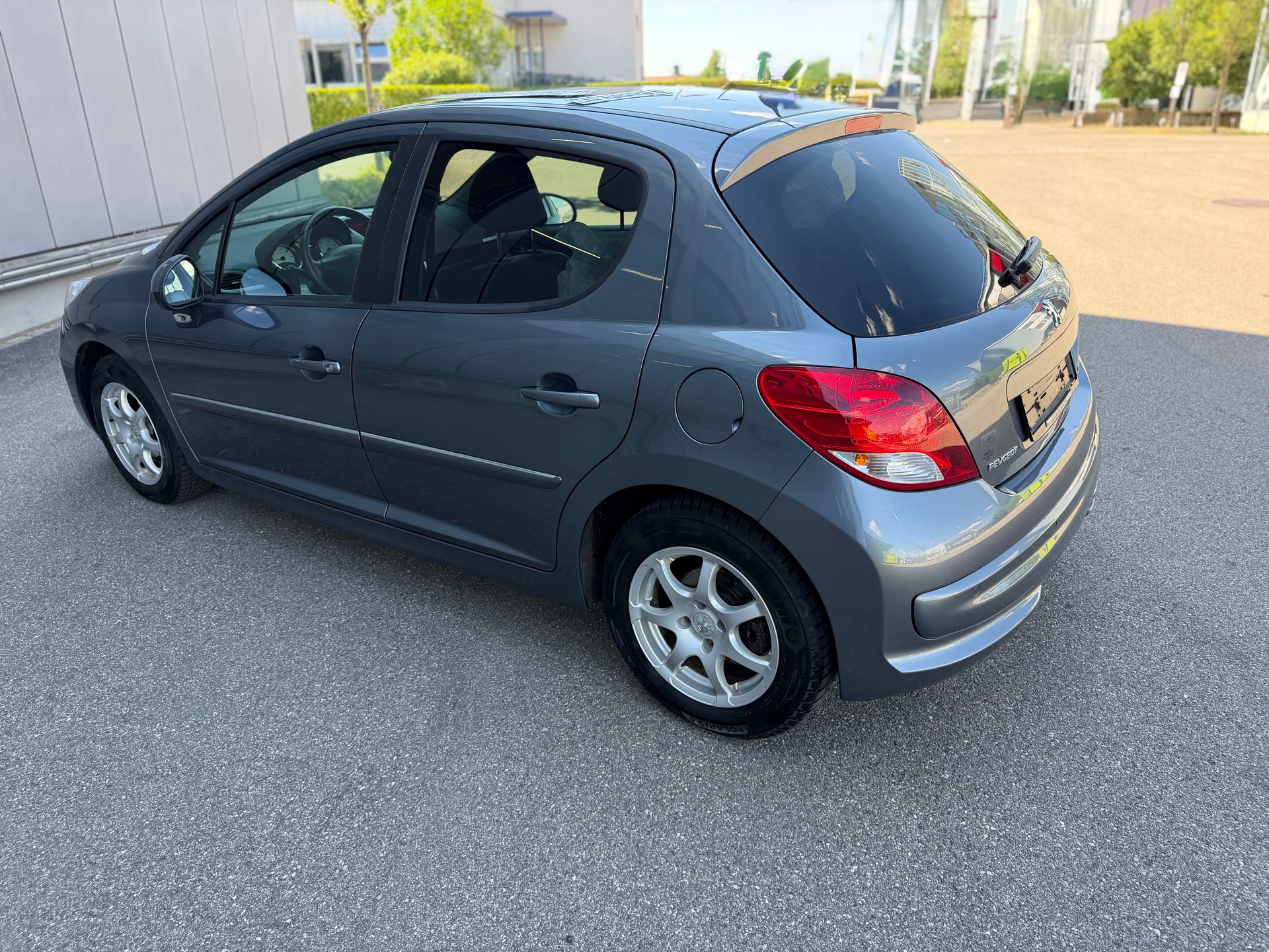 PEUGEOT 207 1.6 16V Swiss Edition-image-19