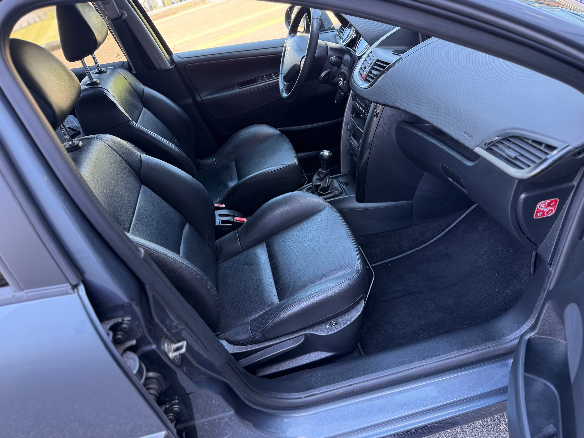 PEUGEOT 207 1.6 16V Swiss Edition-image-13