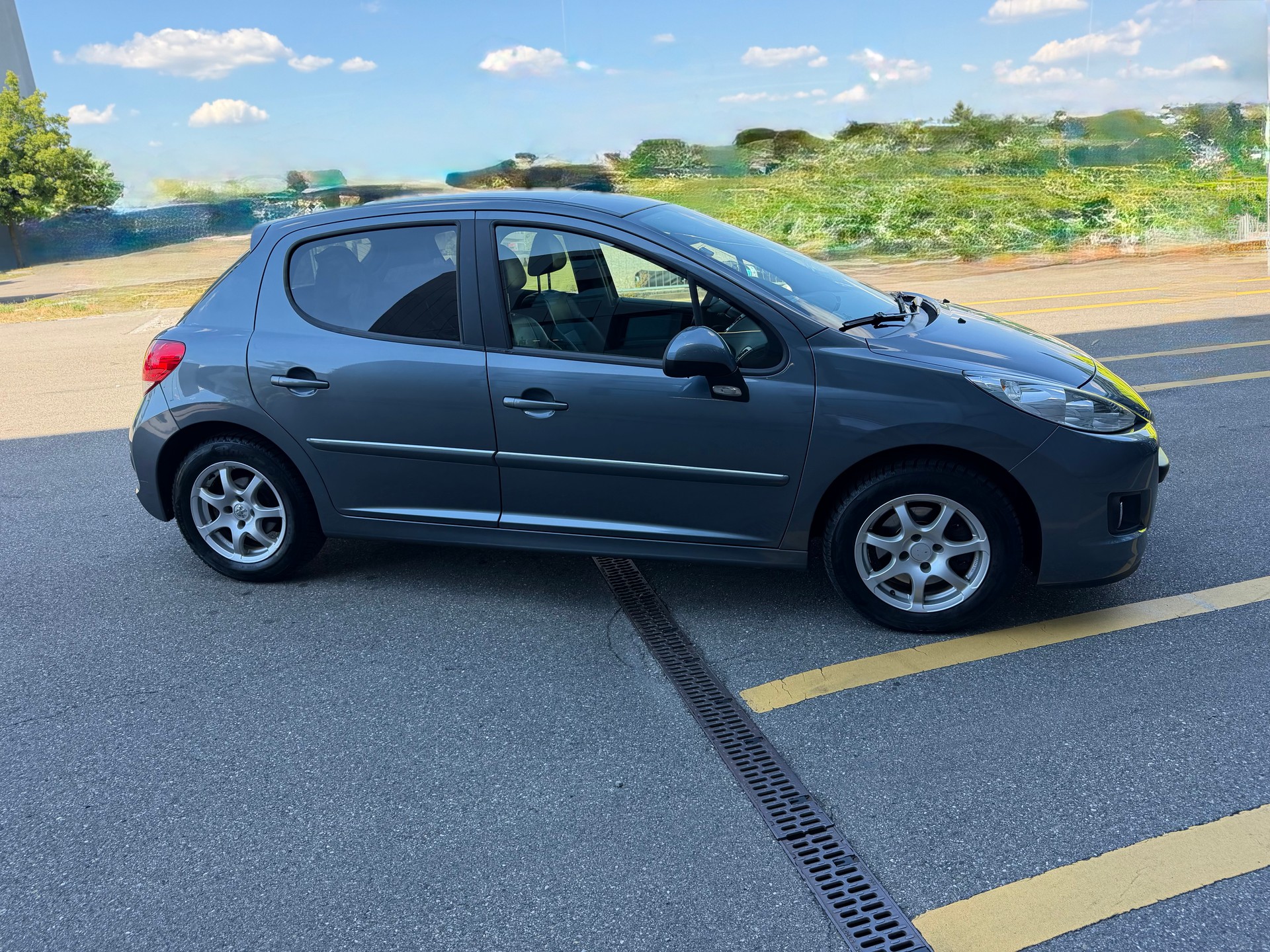 PEUGEOT 207 1.6 16V Swiss Edition-image-3