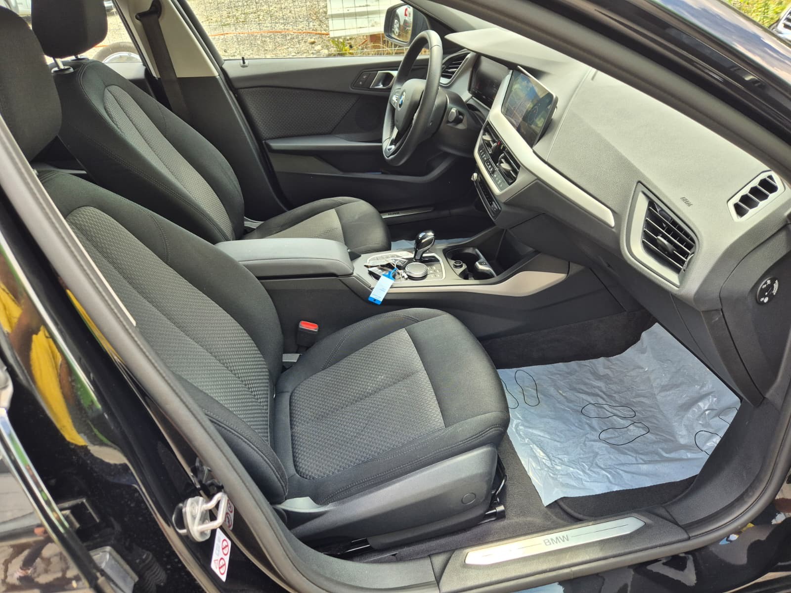 BMW 118i Essential Edition Steptronic-image-7