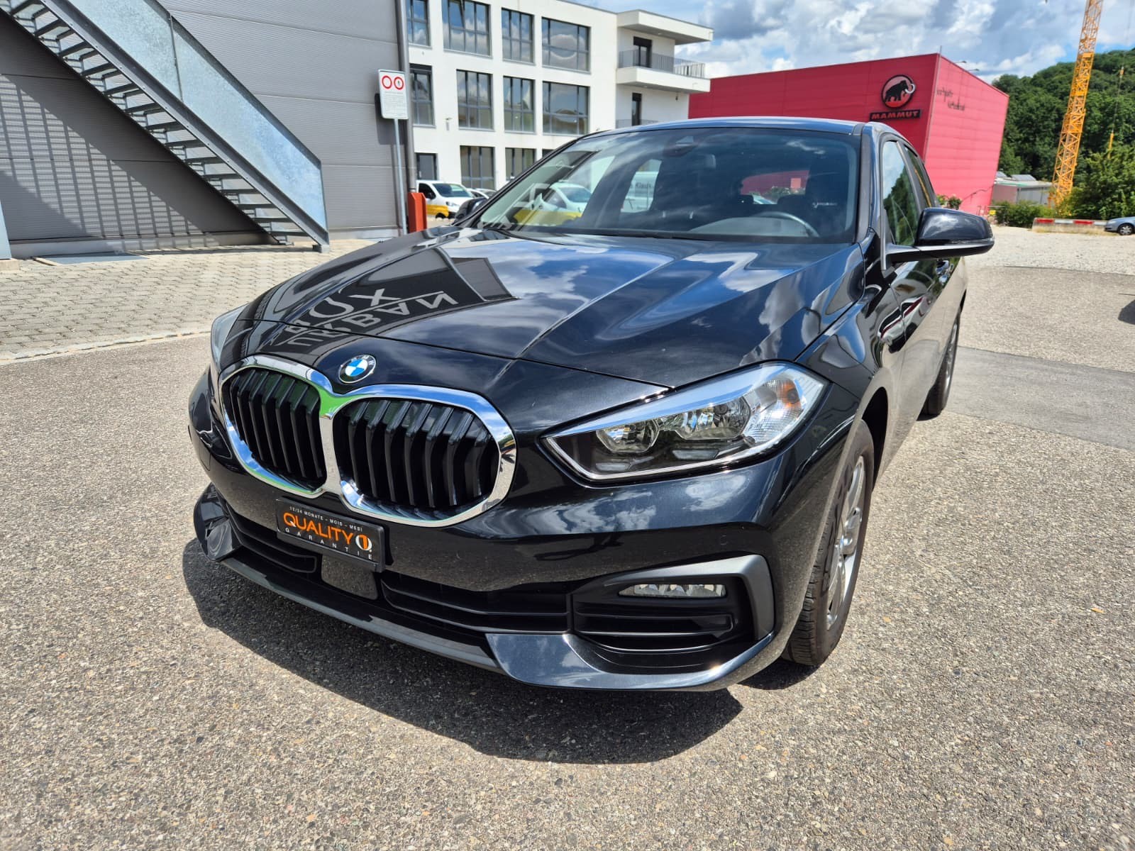 BMW 118i Essential Edition Steptronic-image-0