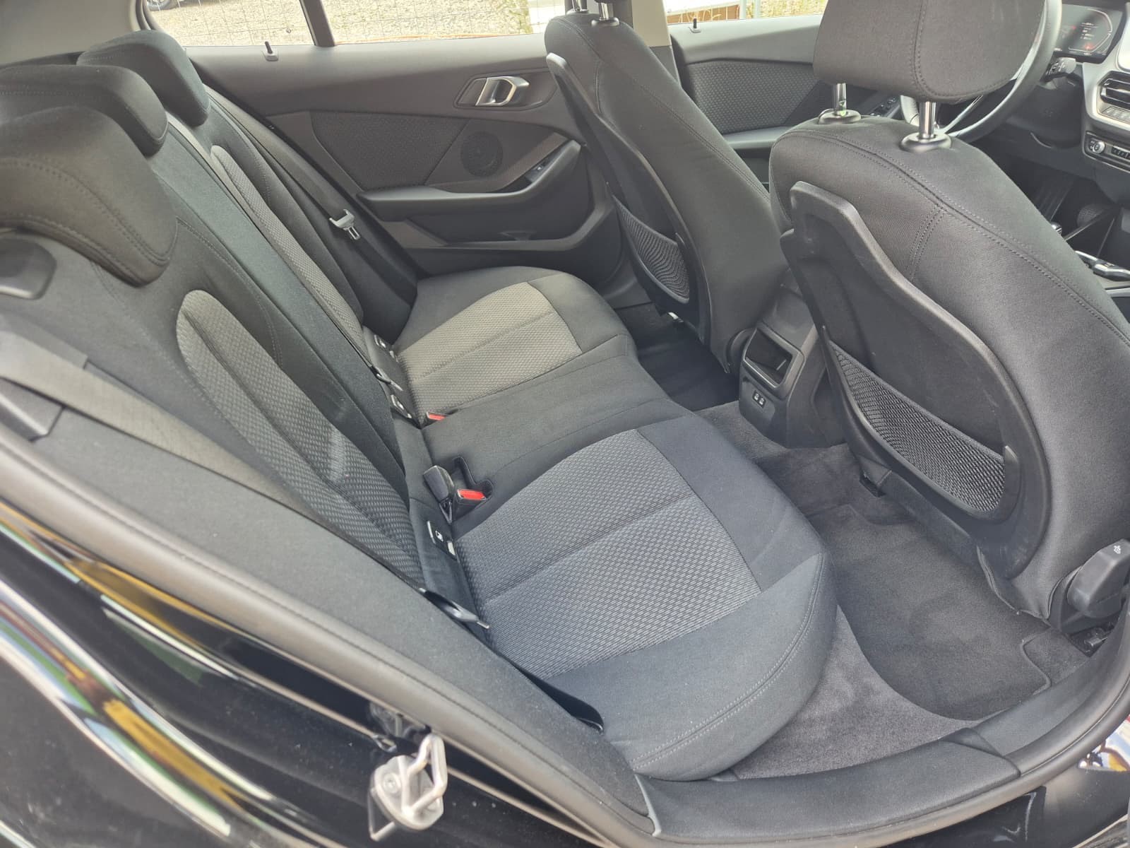 BMW 118i Essential Edition Steptronic-image-10