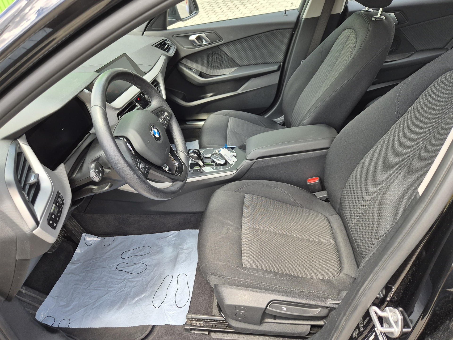 BMW 118i Essential Edition Steptronic-image-11