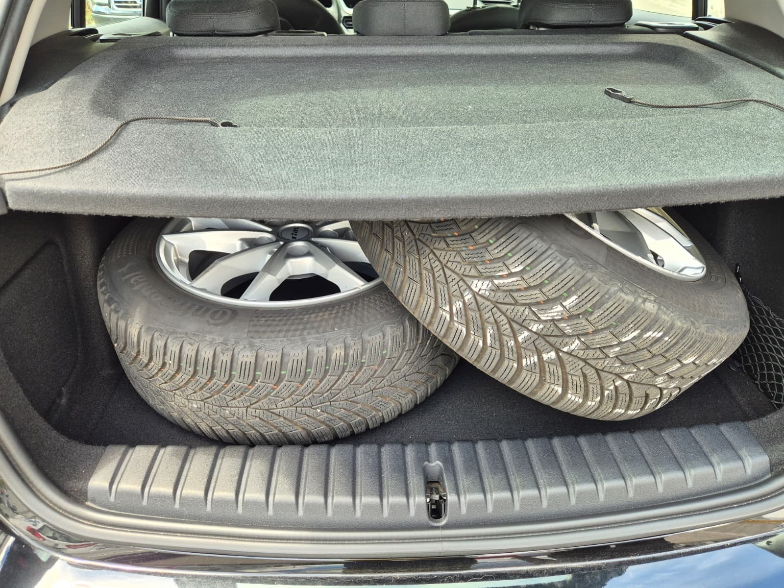 BMW 118i Essential Edition Steptronic-image-12