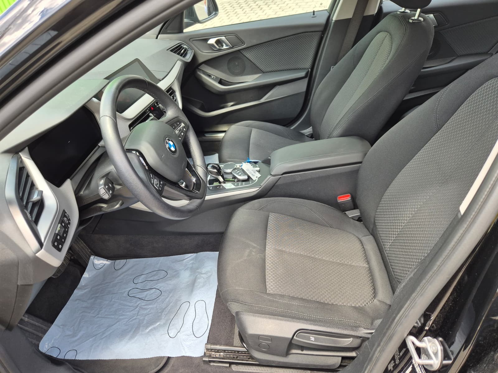 BMW 118i Essential Edition Steptronic-image-8