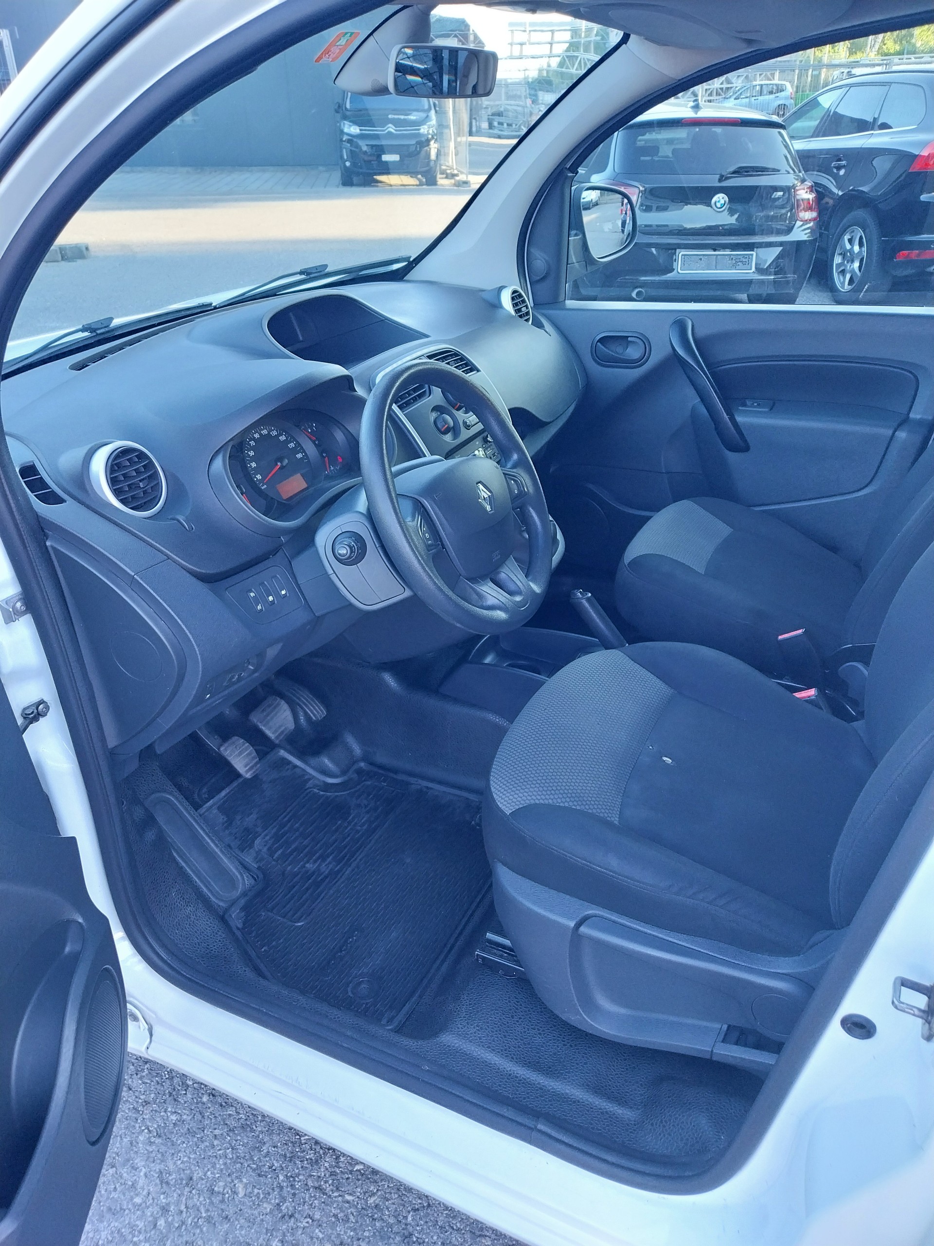 RENAULT KANGOO-image-11
