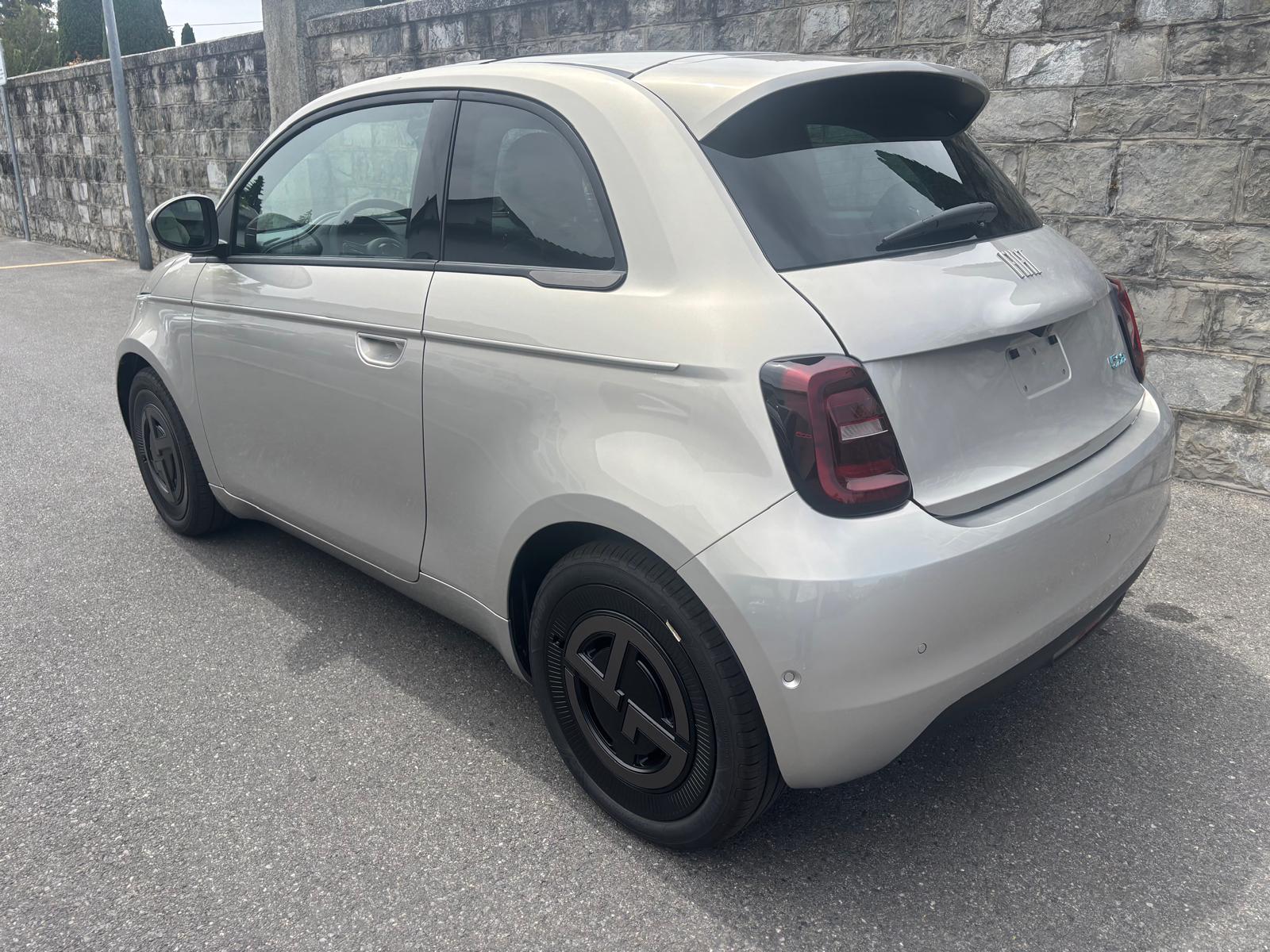 FIAT 500 electric 87 kW Armani-image-2