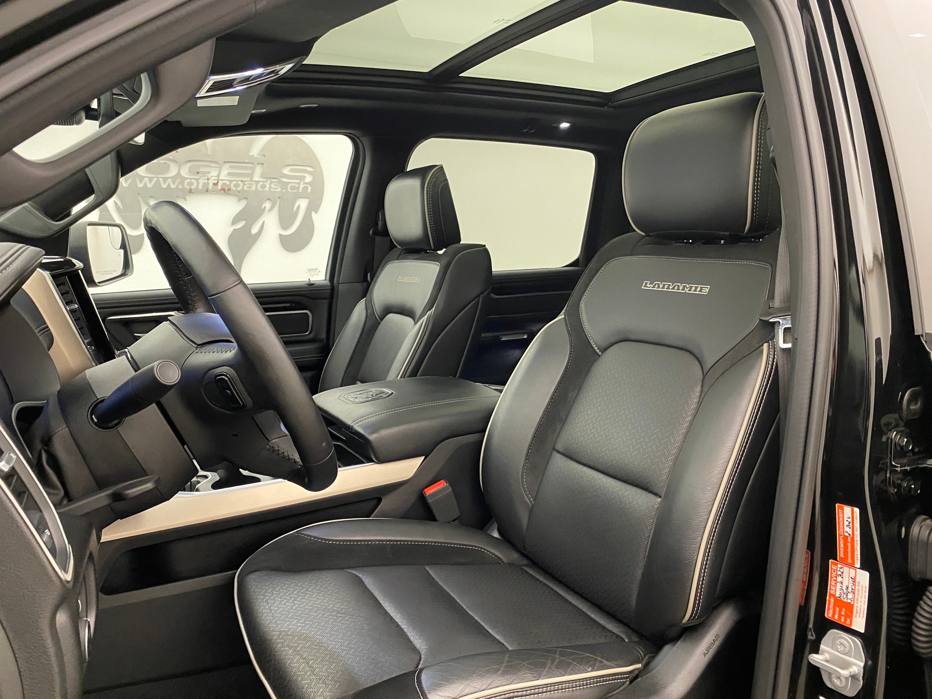 DODGE Ram 1500 V8 5.7 Laramie sport Crew Cab-image-8