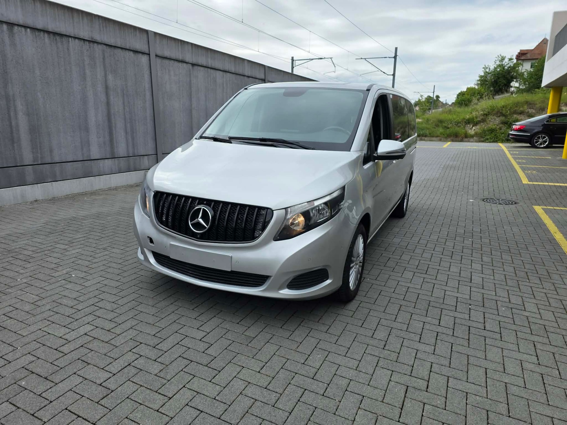 MERCEDES-BENZ V 220 d Trend kompakt 4Matic 7G-Tronic-image-4