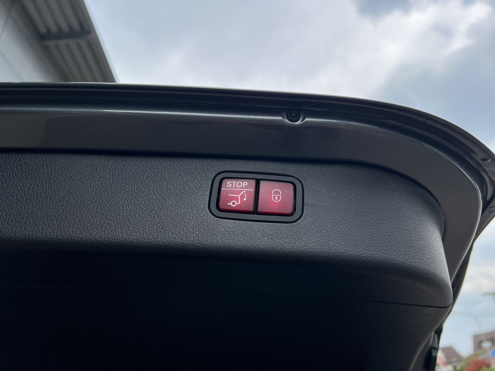 MERCEDES-BENZ C 300 d T AMG Line-image-17