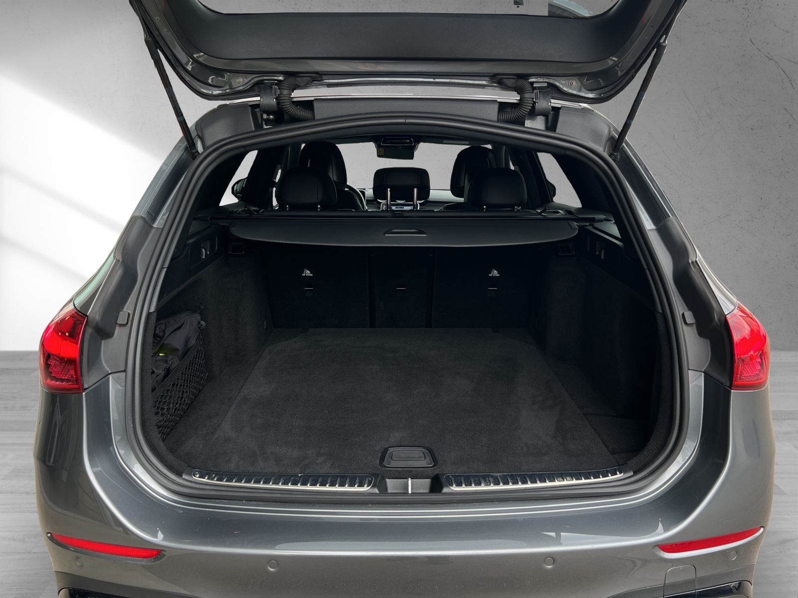 MERCEDES-BENZ C 300 d T AMG Line-image-15