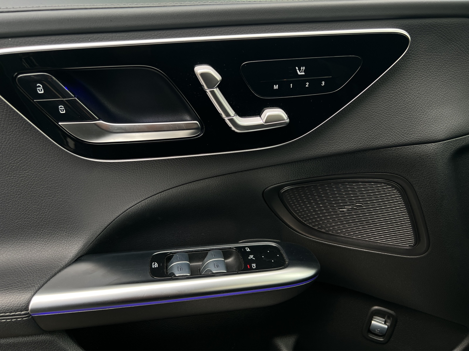 MERCEDES-BENZ C 300 d T AMG Line-image-12