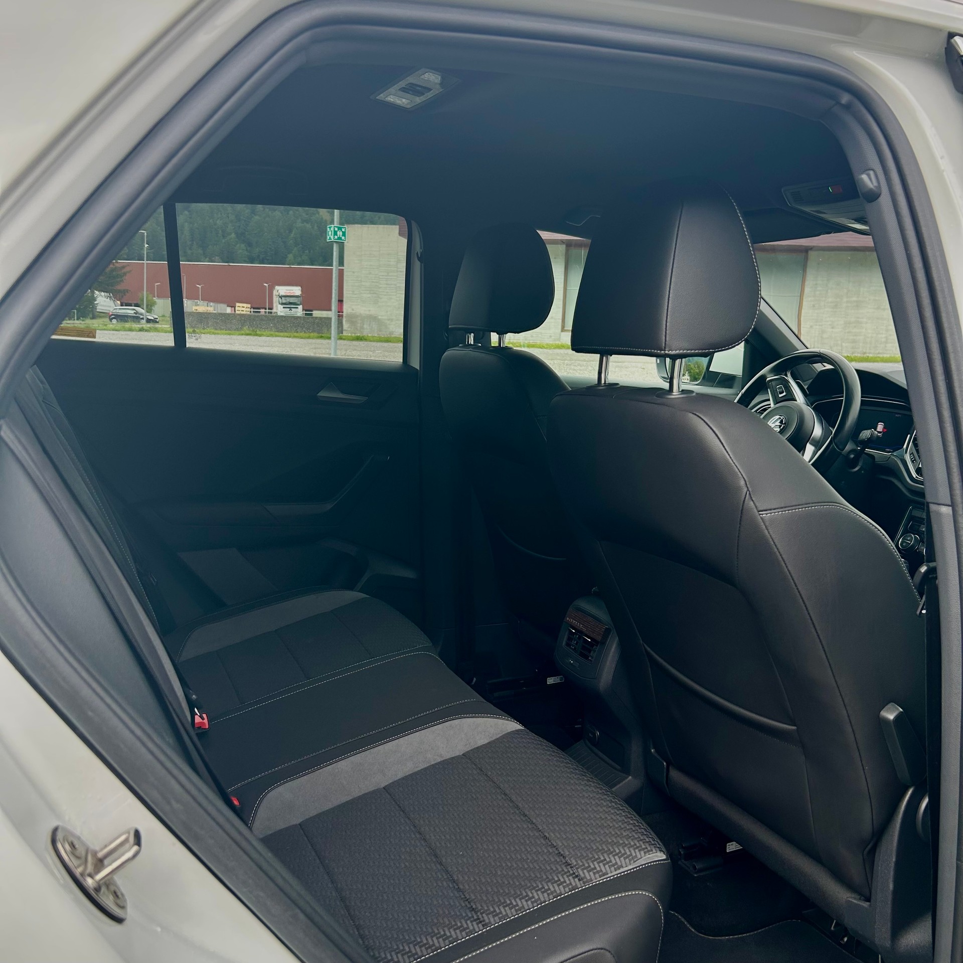VW 2.0 TSI Sport DSG 4motion R-line-image-4