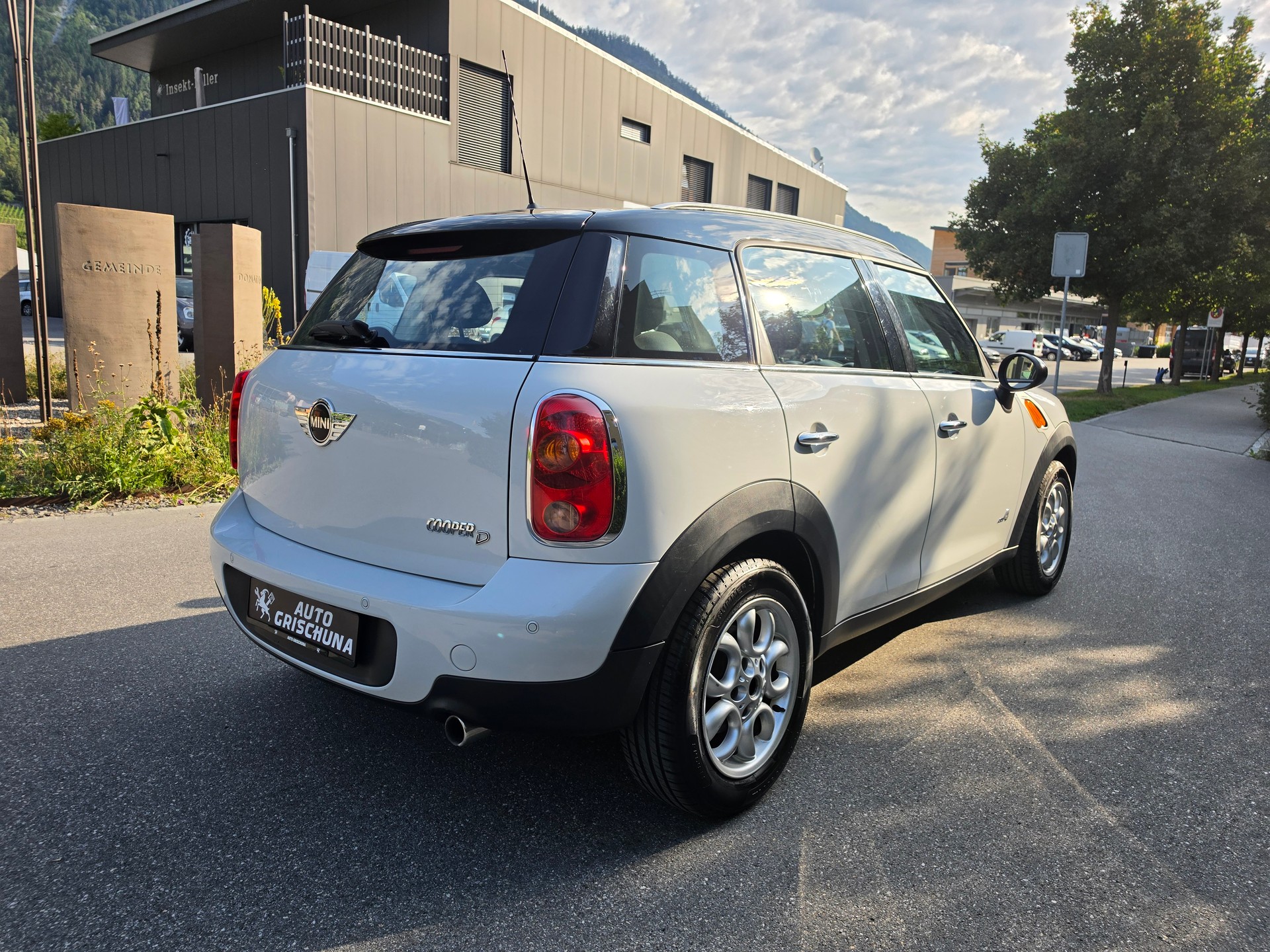 MINI Countryman Cooper D ALL4-image-4